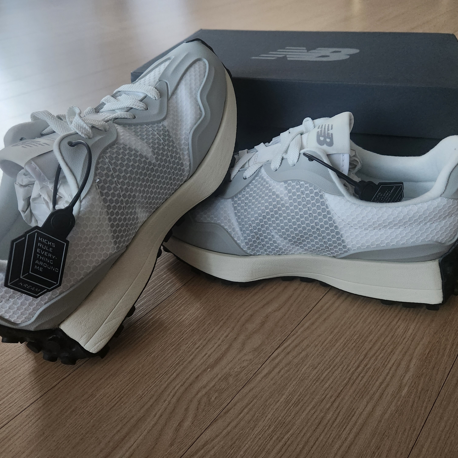 New Balance 327 White Grey 착용 스타일