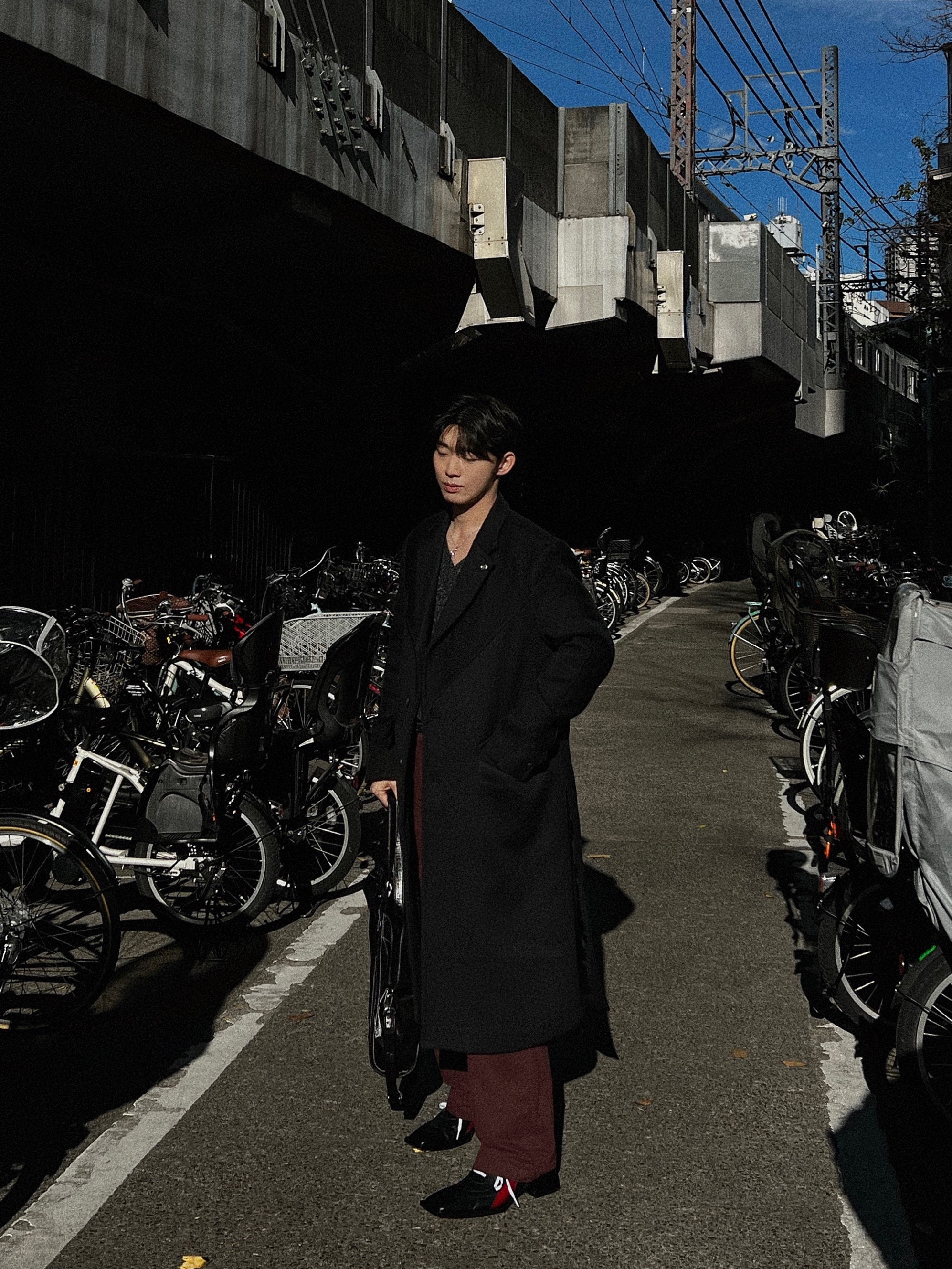 Matin Kim Big Coating Tote Bag Black 착용 스타일 - 1