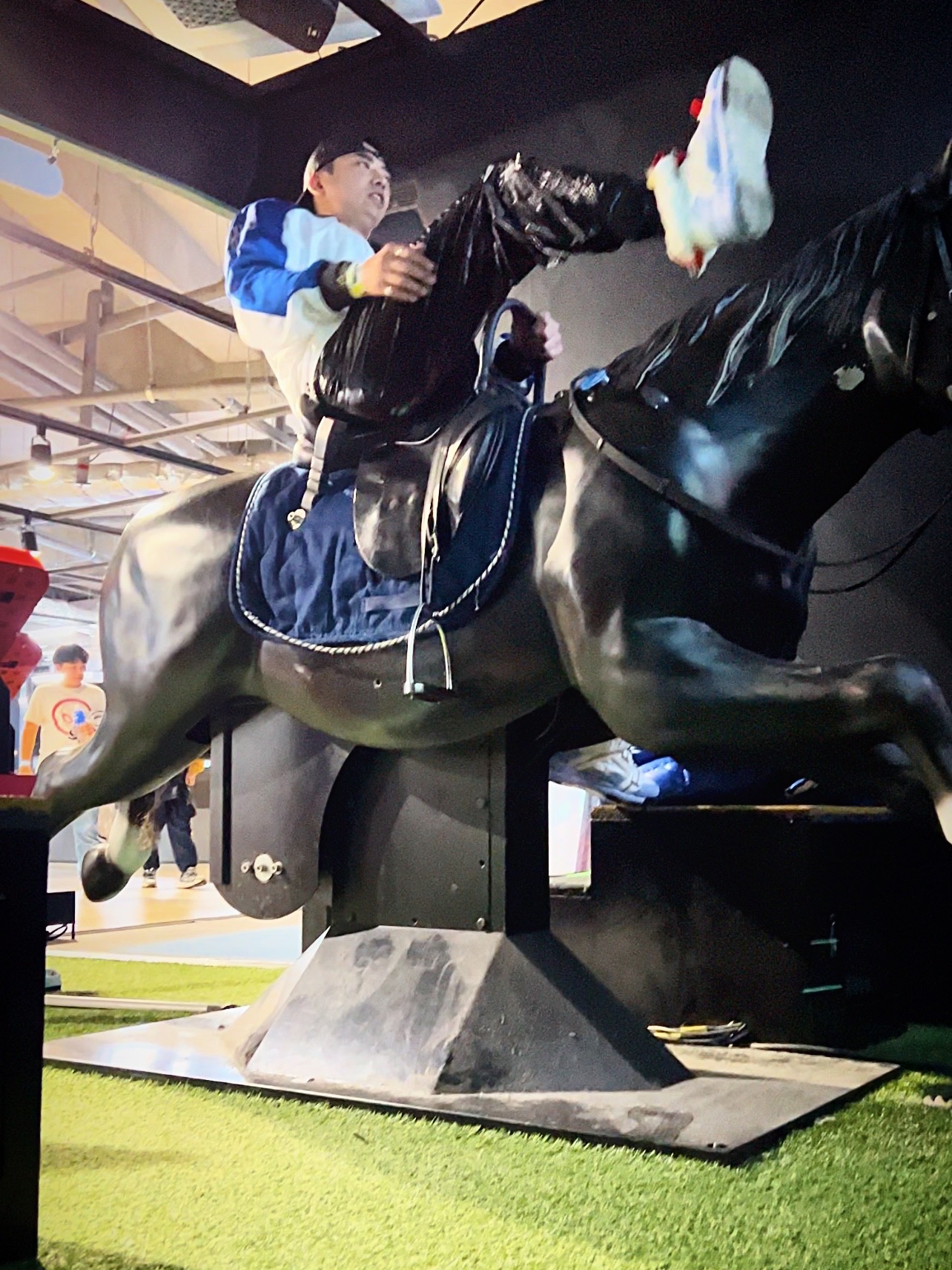 Supreme Leather Camp Cap Black - 21SS, Supreme x Stone Island New Silk Light Pants Black - 19SS 착용 스타일 - 8