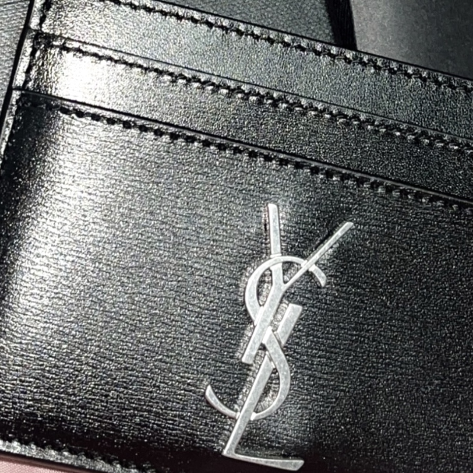 Saint Laurent Monogram Card Case in Smooth Leather Black 착용 스타일