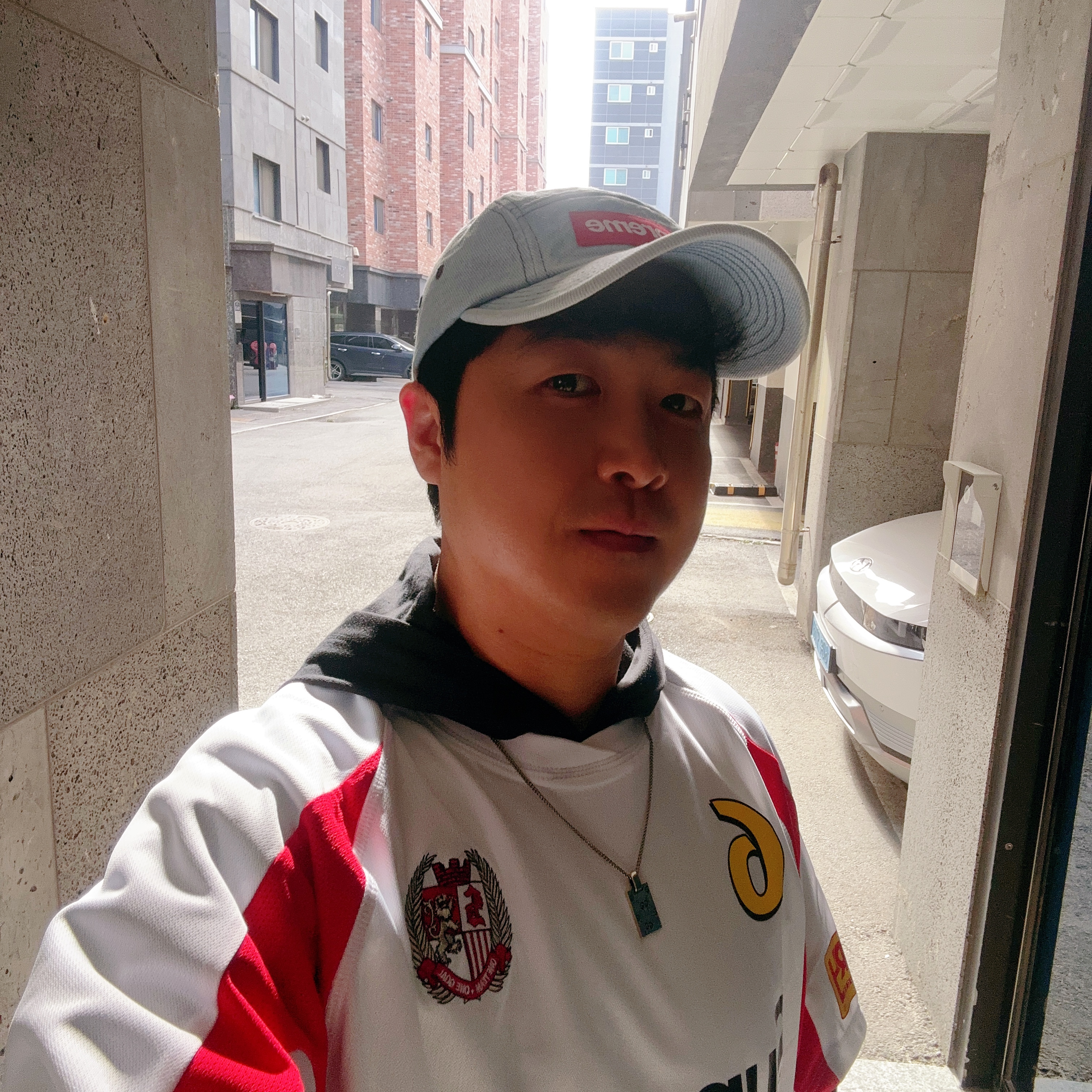 Supreme Hooded Soccer Jersey White - 23FW, Supreme Denim Camp Cap Washed Blue - 22FW 착용 스타일 - 2