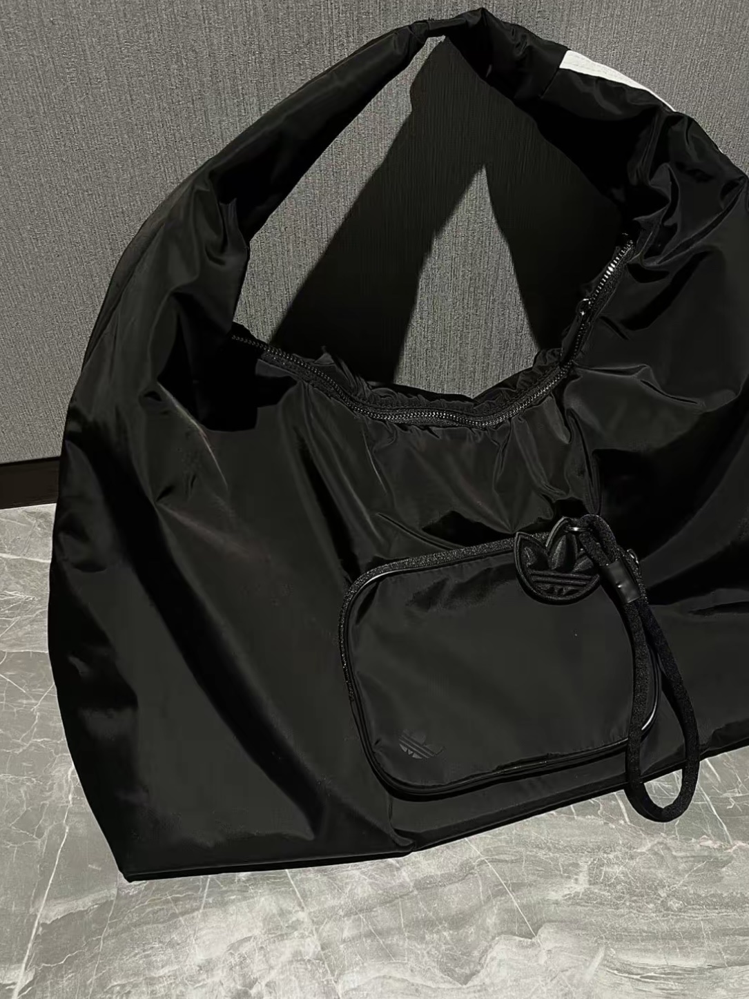 Adidas Always Original Shoulder Bag Black 착용 스타일 - 2