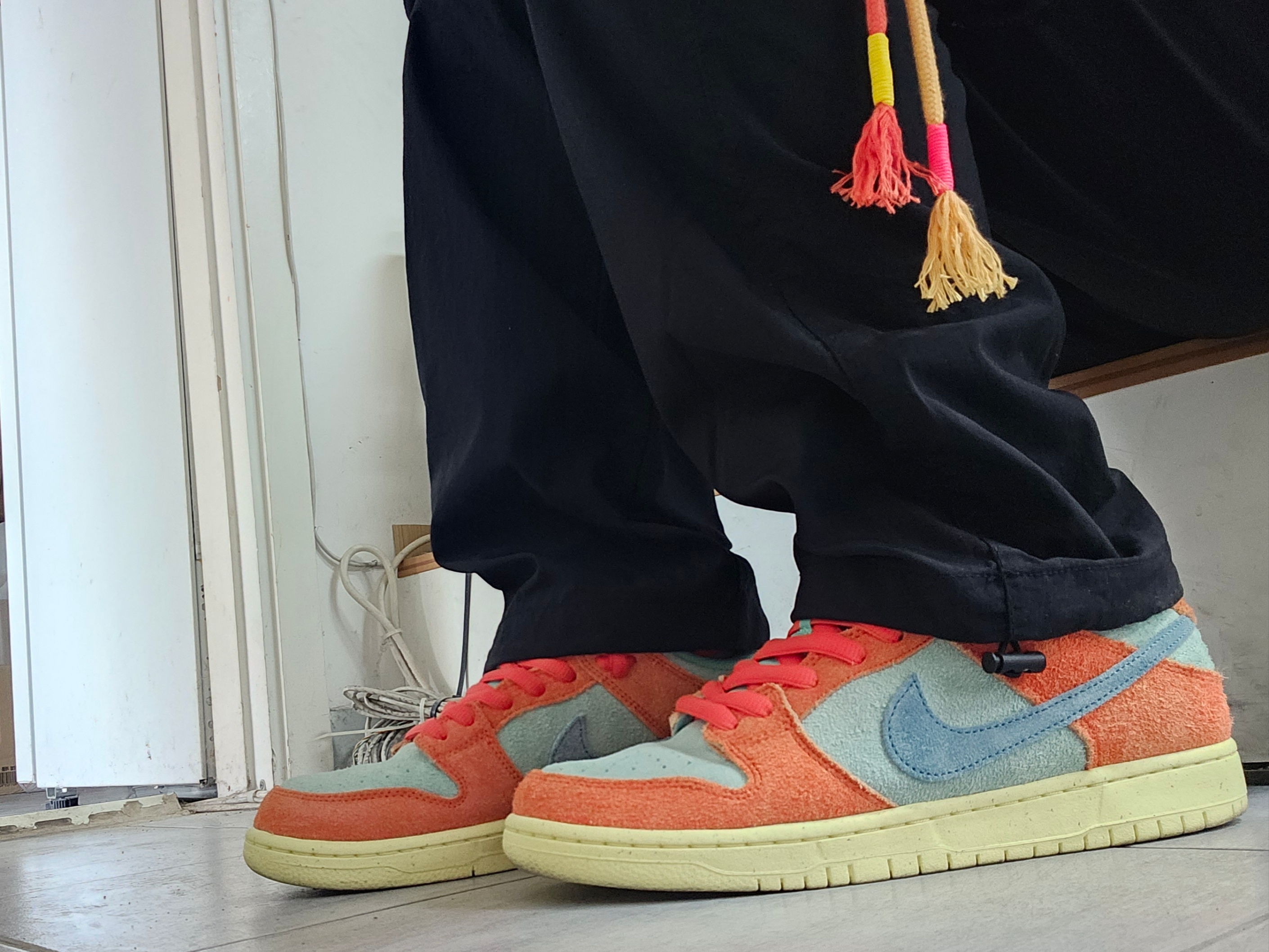Nike SB Dunk Low Pro Premium Orange and Emerald Rise 착용 스타일