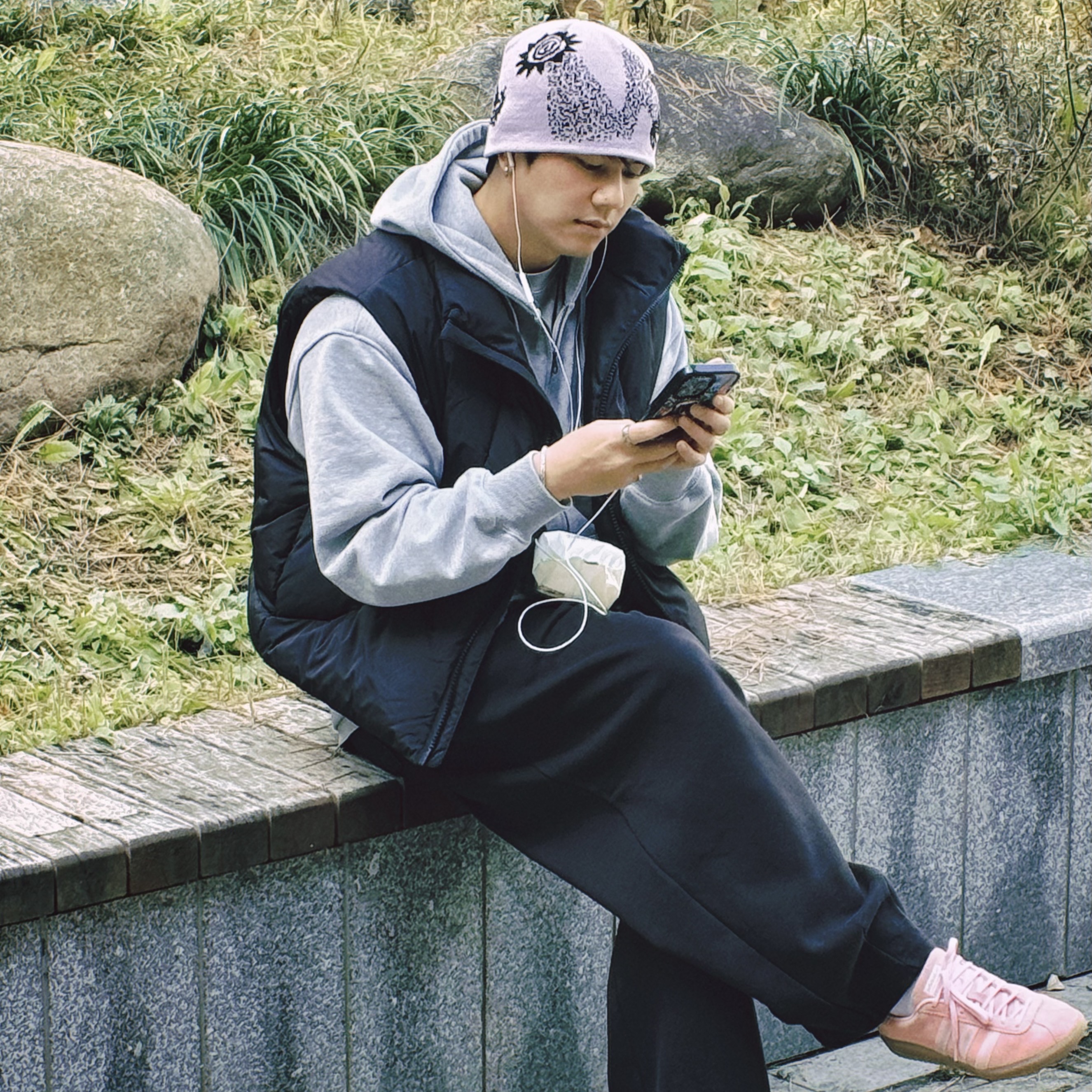 Adidas Bermuda Glow Pink 착용 스타일 - 1