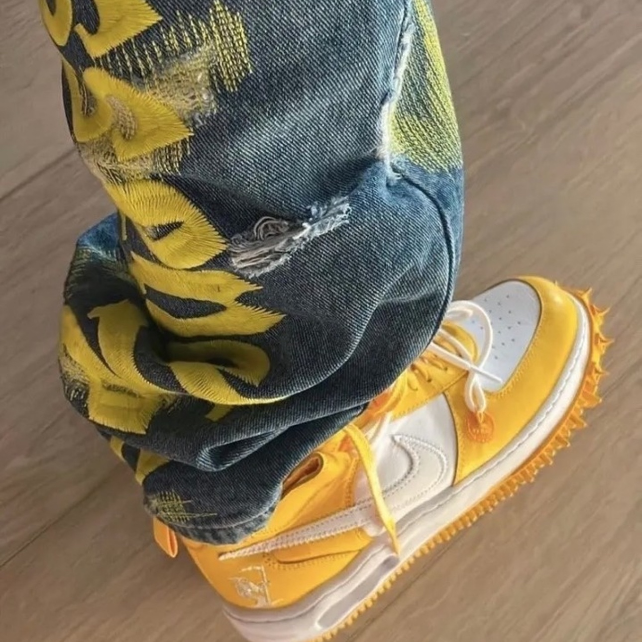 Nike x Off-White Air Force 1 Mid SP Leather Varsity Maize 착용 스타일 - 2