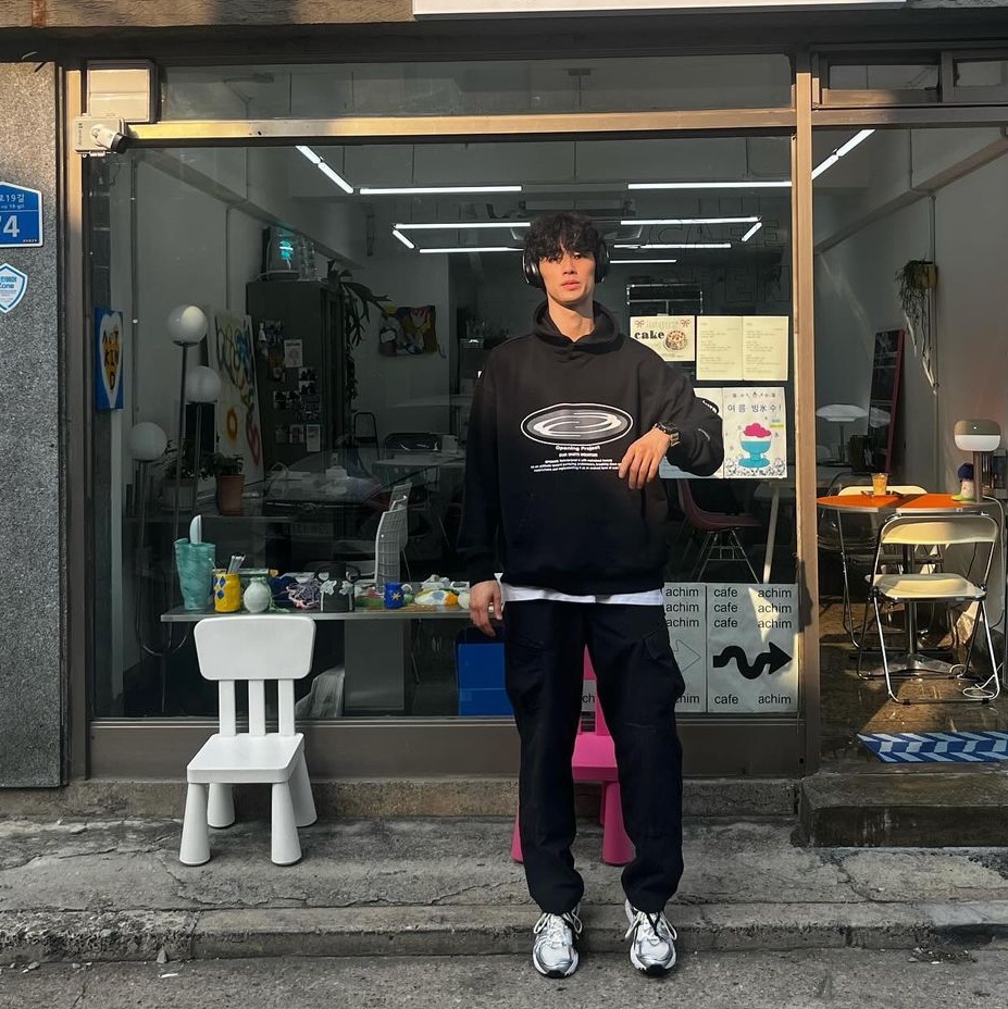 Opening Project Oval Logo Hoodie Black, Opening Project Oval Logo Hoodie Charcoal 착용 스타일 - 2