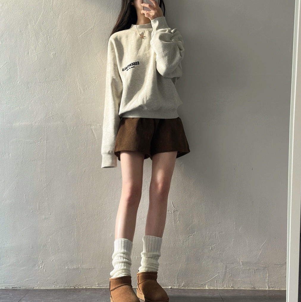 Essentials The Core Collection Crewneck Sweatshirt Light Oatmeal, (W) UGG Classic Ultra Mini Boots Chestnut 착용 스타일