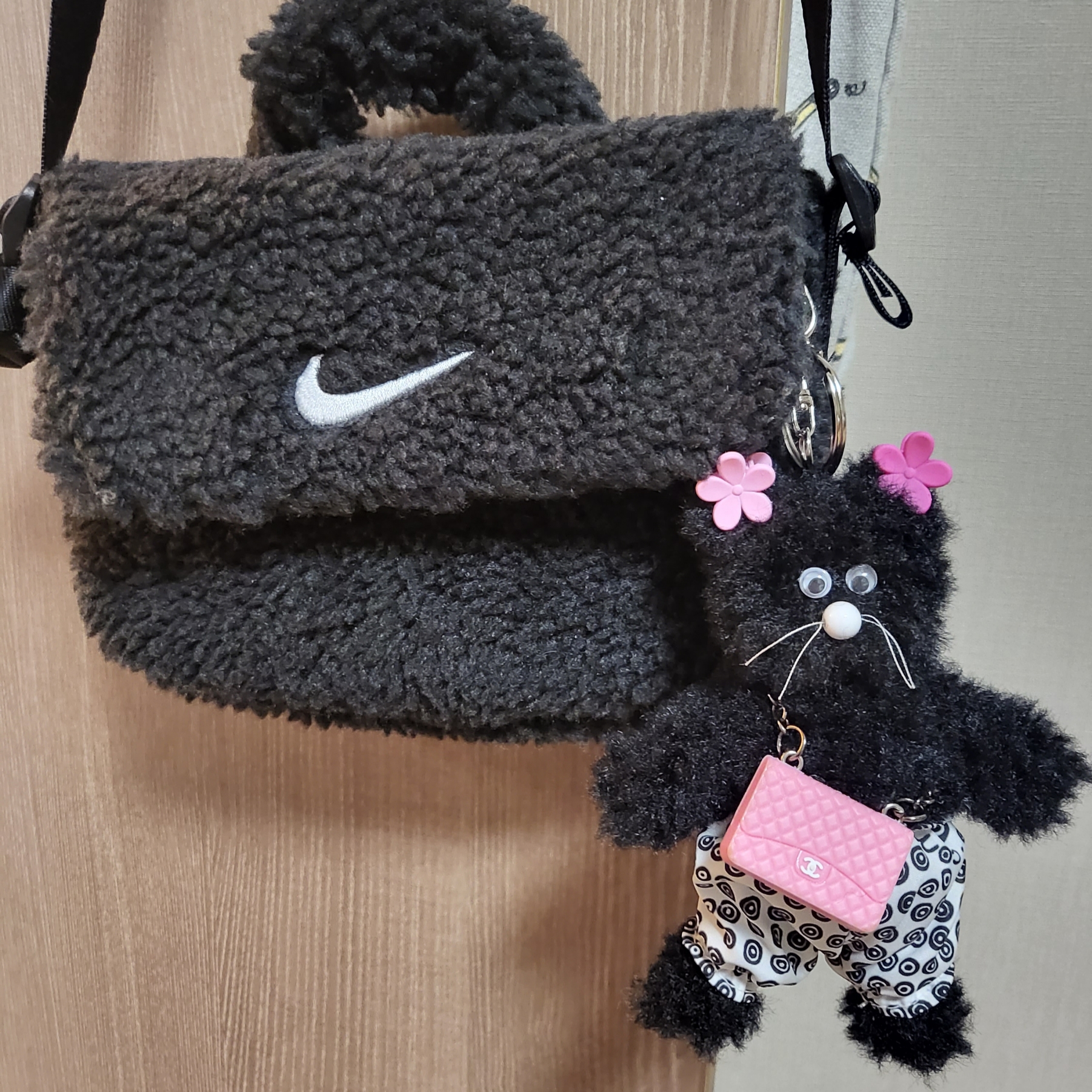 (Kids) Nike NSW Faux Fur Crossbody Bag Black 착용 스타일 - 2
