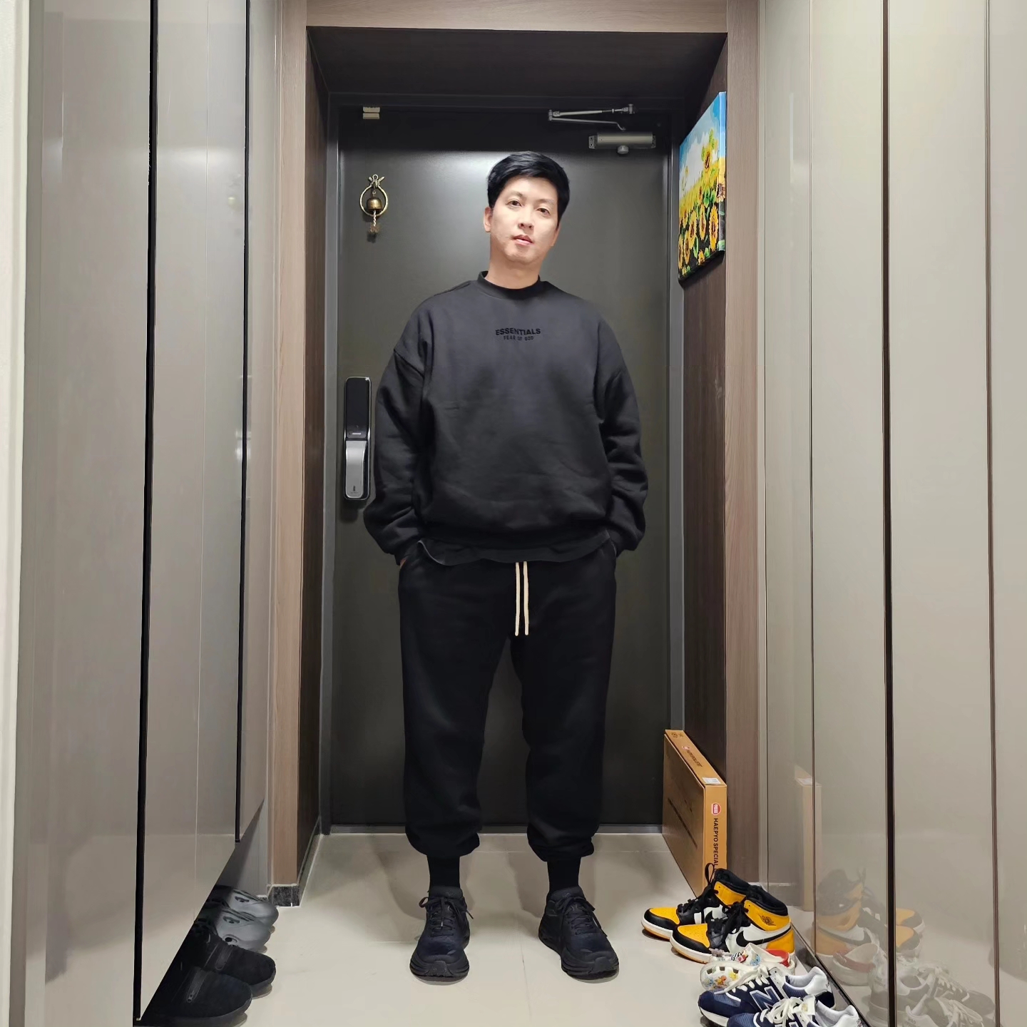 Hoka Bondi 8 Black - Wide, Essentials Crewneck Jet Black - 23FW 착용 스타일 - 2