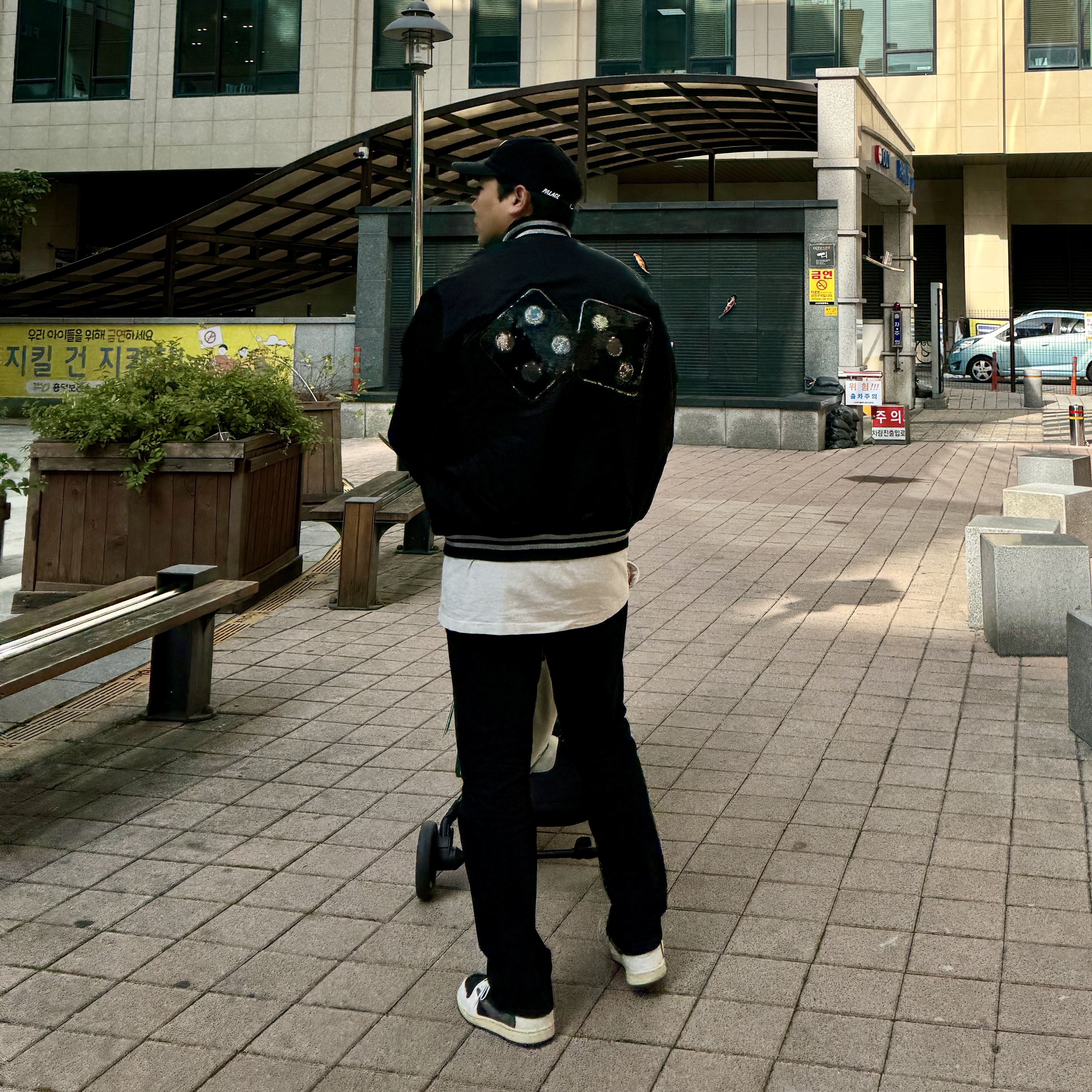 Stussy Sequins Satin Jacket Black, (W) Jordan 1 x Travis Scott Retro Low OG SP Medium Olive 착용 스타일 - 2
