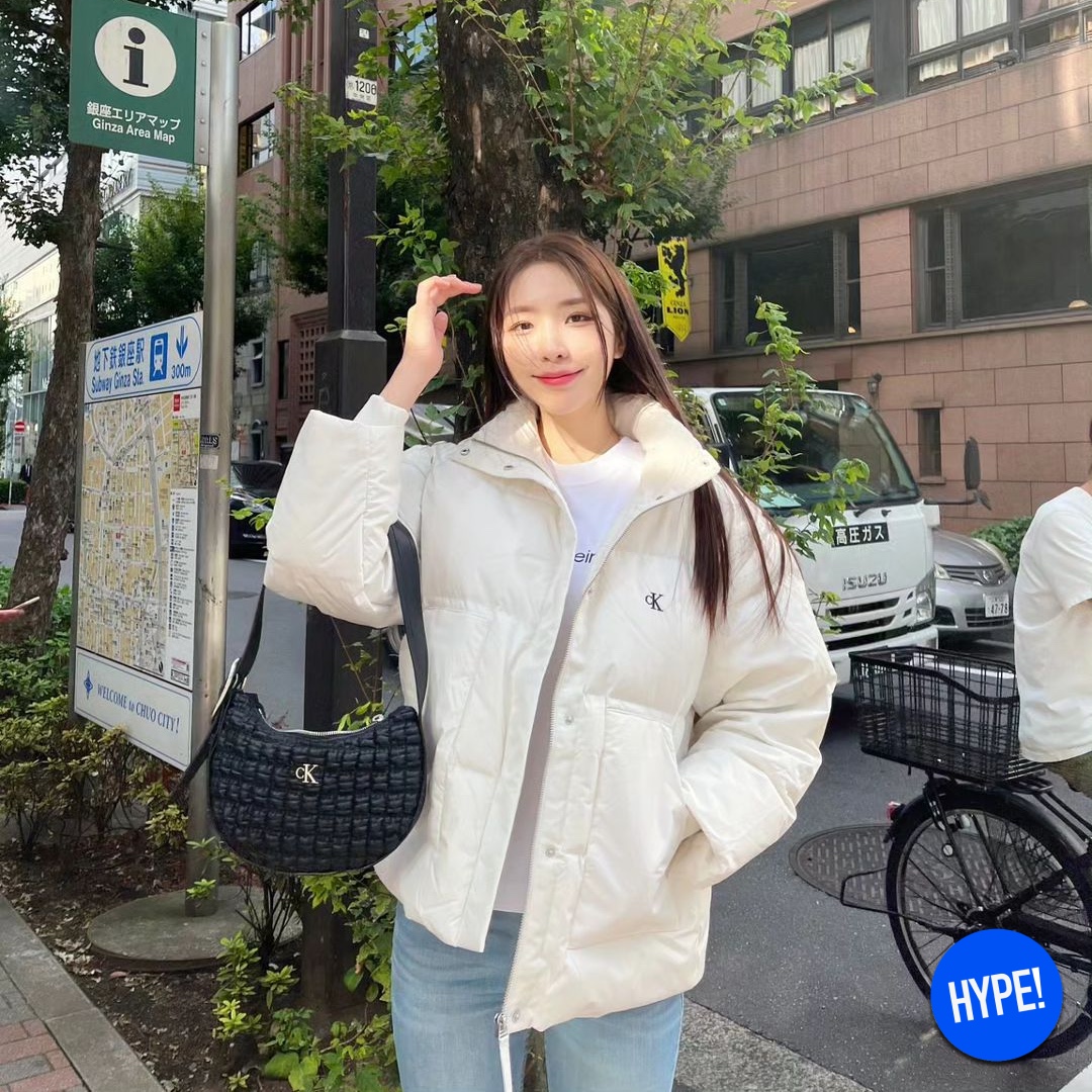 Chanel Coco Crush Ring Quilted Motif Mini & 18K White Gold, (W) Calvin Klein Jeans Volume Neck Cropped Down Puffer White 착용 스타일 - 5