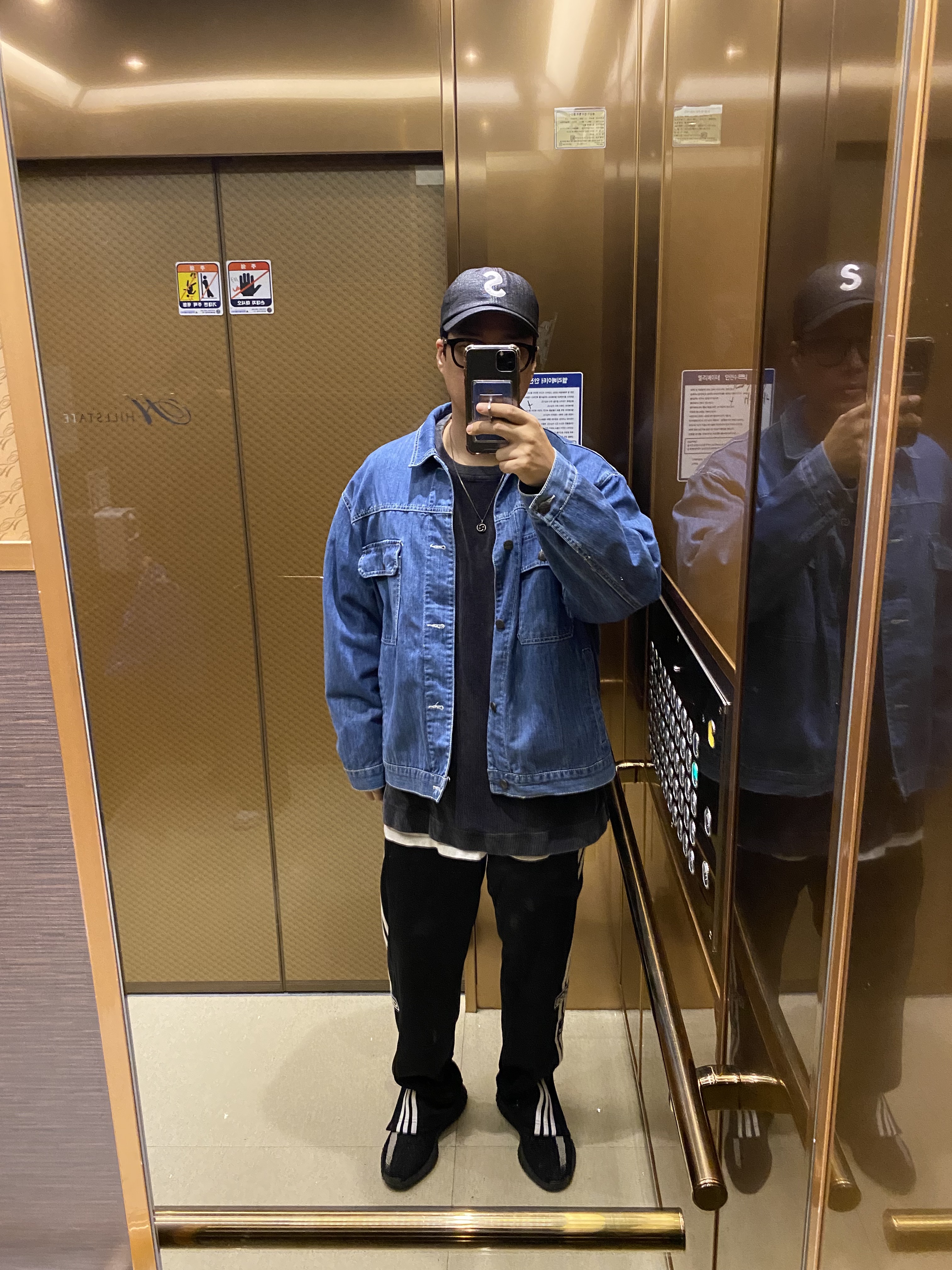 Adidas Yeezy Boost 350 V2 Core Black White 2022, Supreme Raffia S Logo 6-Panel Black - 22SS 착용 스타일