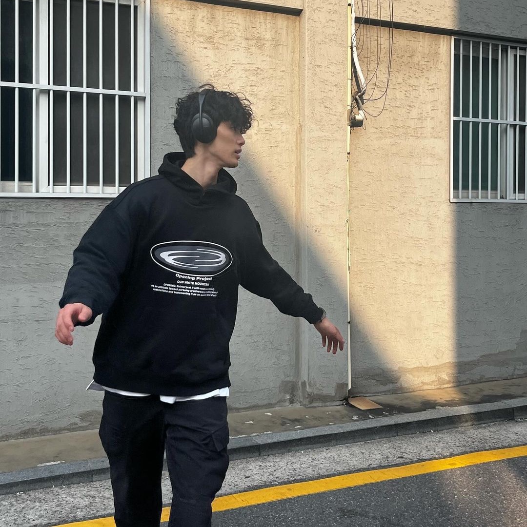 Opening Project Oval Logo Hoodie Black, Opening Project Oval Logo Hoodie Charcoal 착용 스타일 - 1