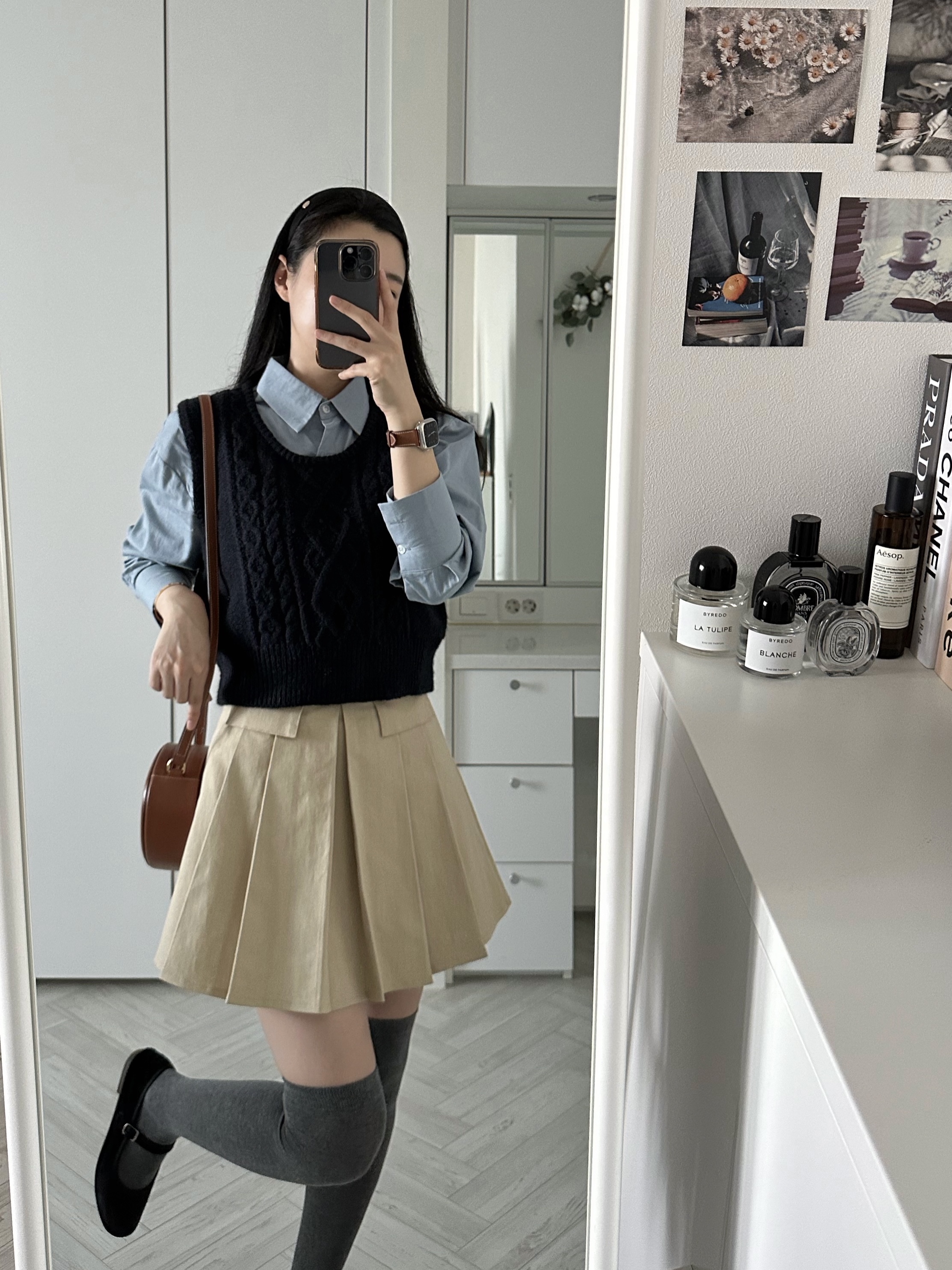 Celine Oval Bag Cuir Triomphe in Smooth Calfskin Tan 착용 스타일 - 1