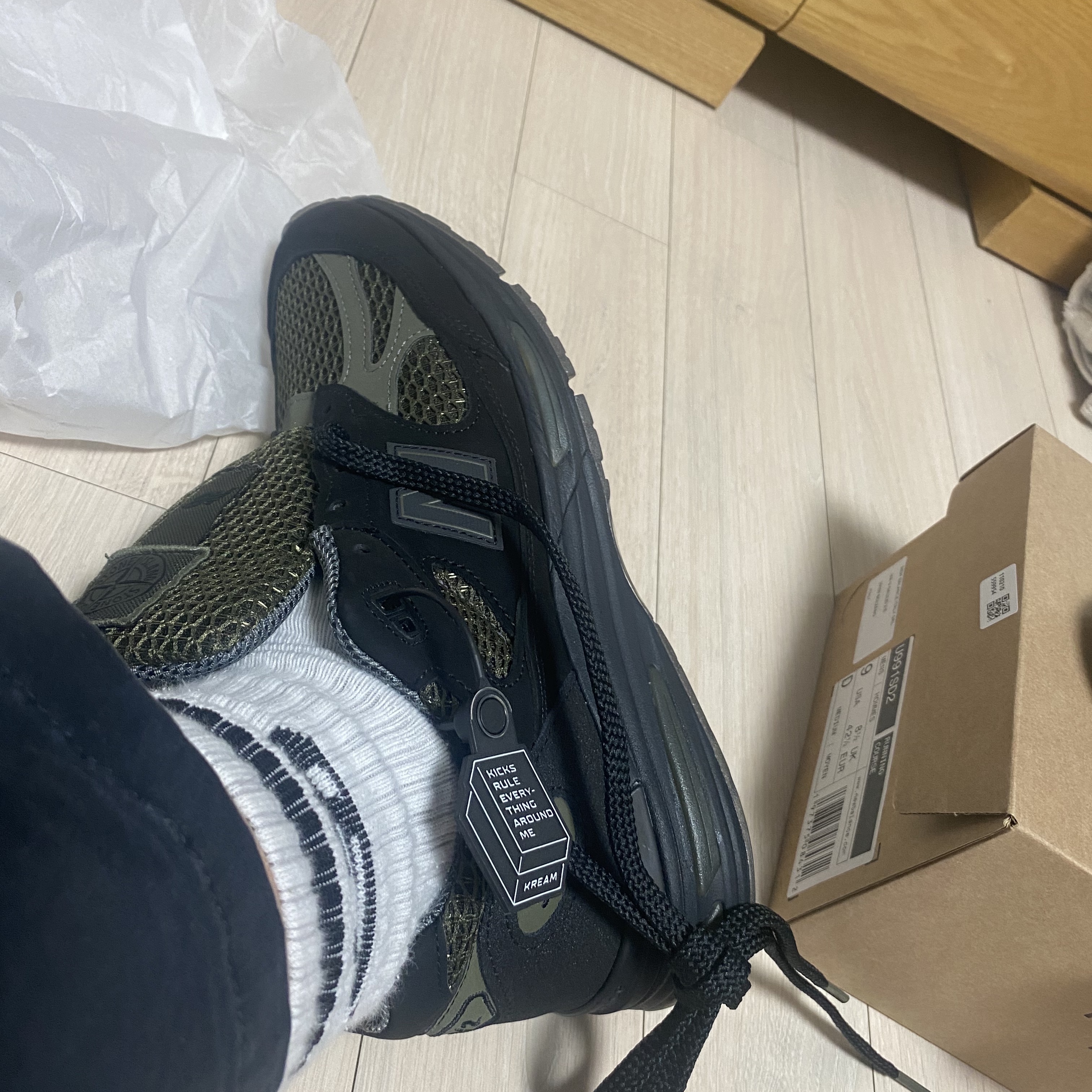 New Balance x Stone Island 991v2 Made in UK Black Olive Night 착용 스타일 - 2
