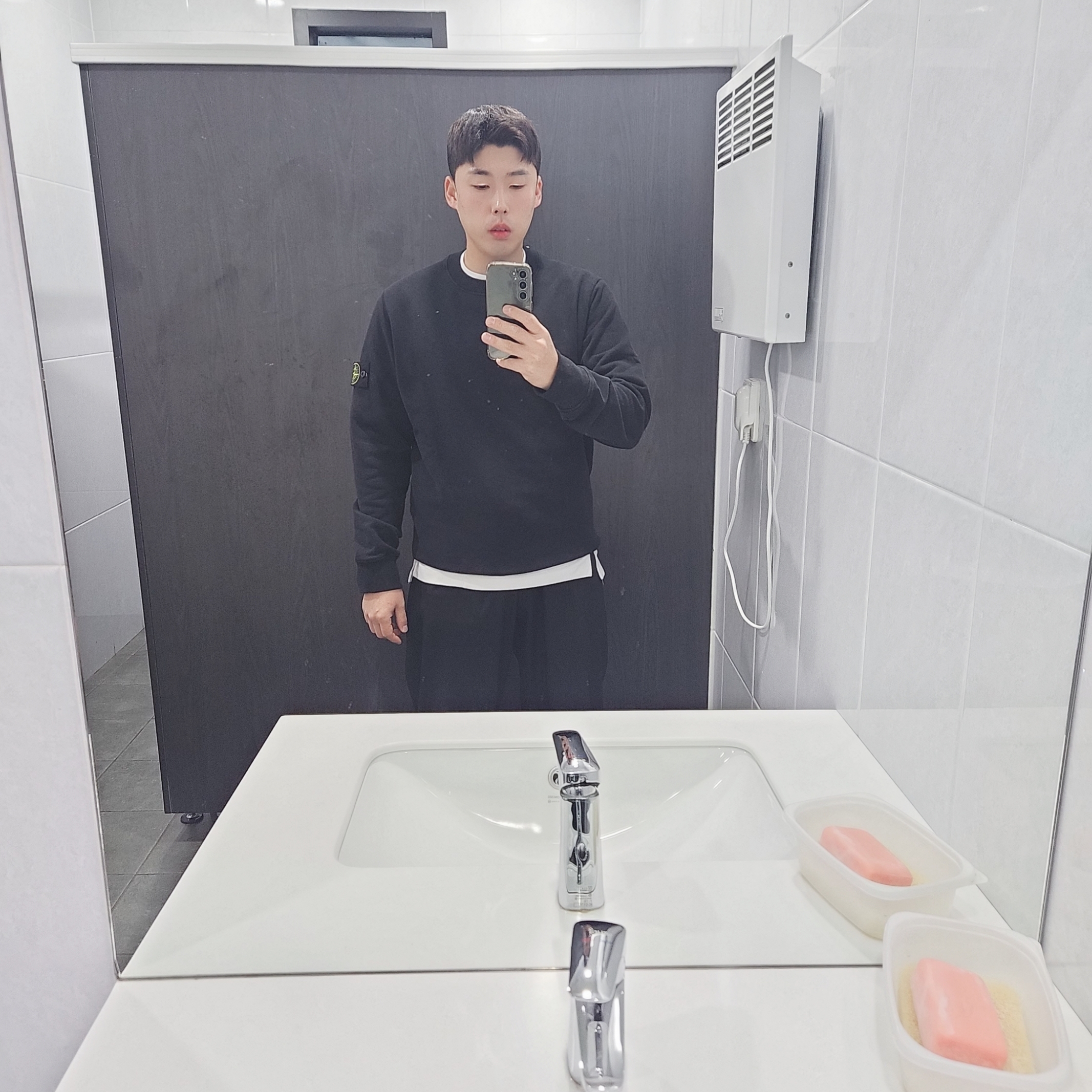 Stone Island 63020 Crewneck Sweatshirt Black - 22FW 착용 스타일 - 1