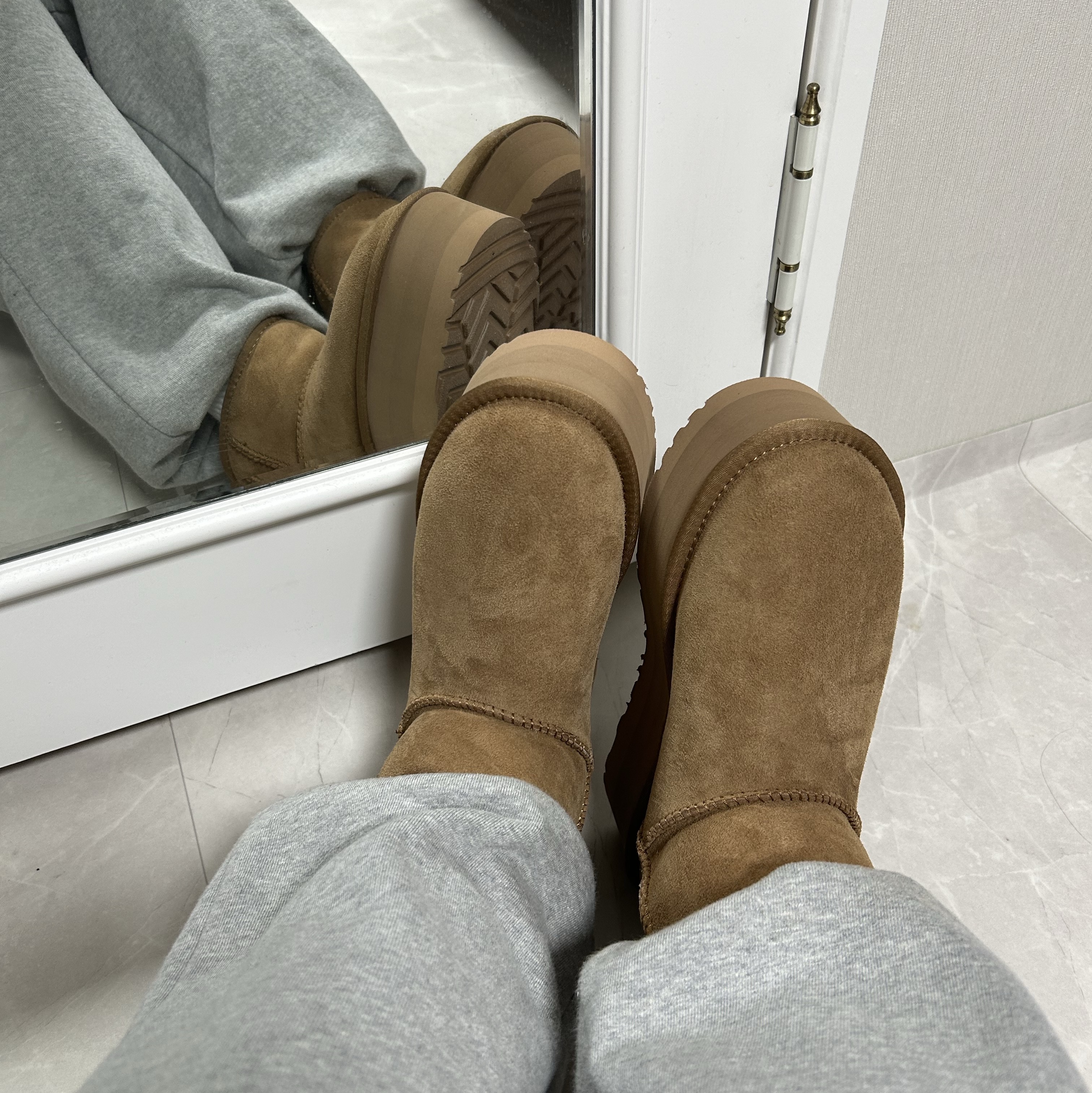 (W) UGG Classic Mini Platform Boots Chestnut 착용 스타일