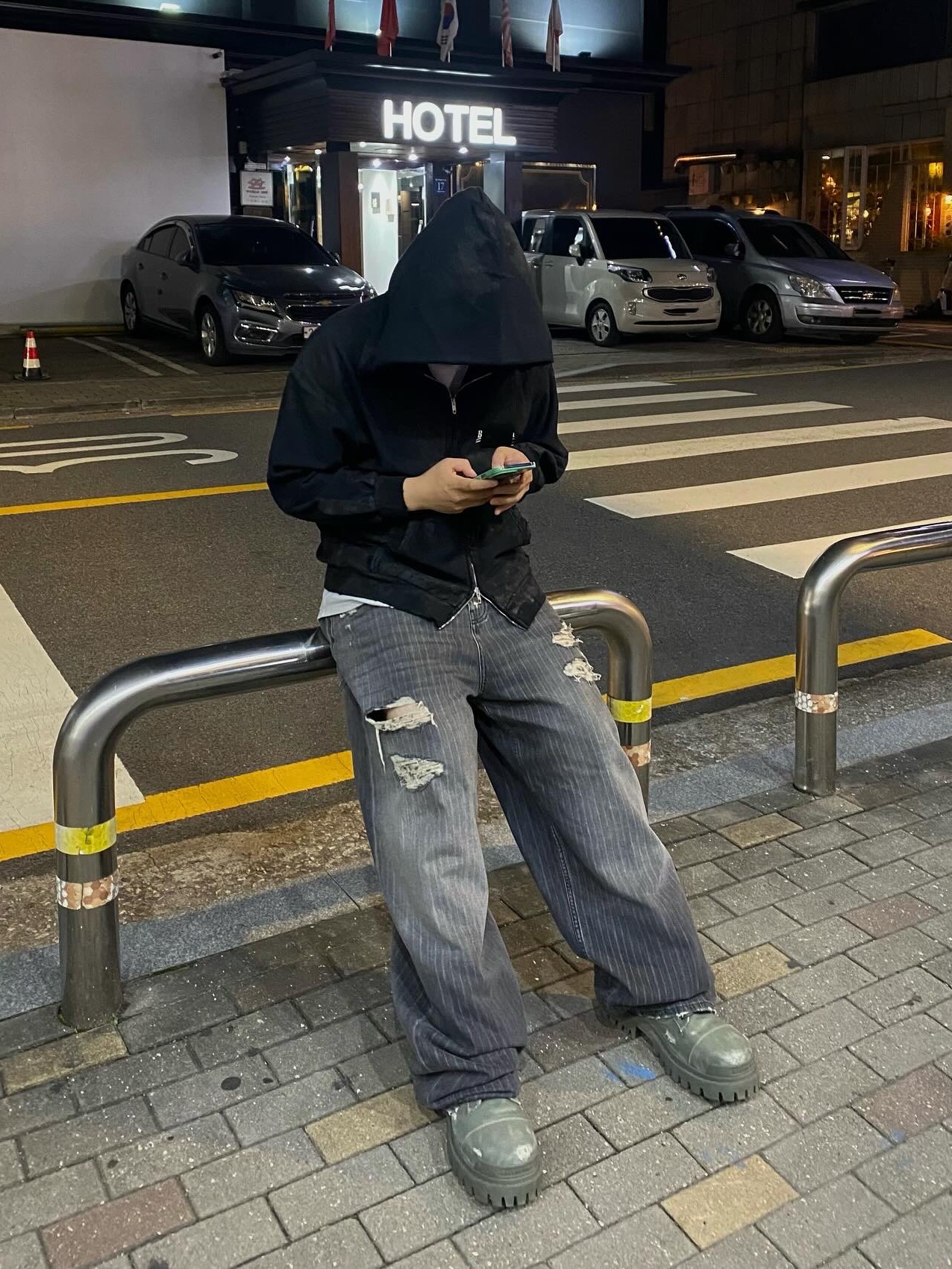 Balenciaga Gaffer Zip-Up Hoodie Small Fit Black, Balenciaga Combat Strike 20mm Boot Kaki 착용 스타일