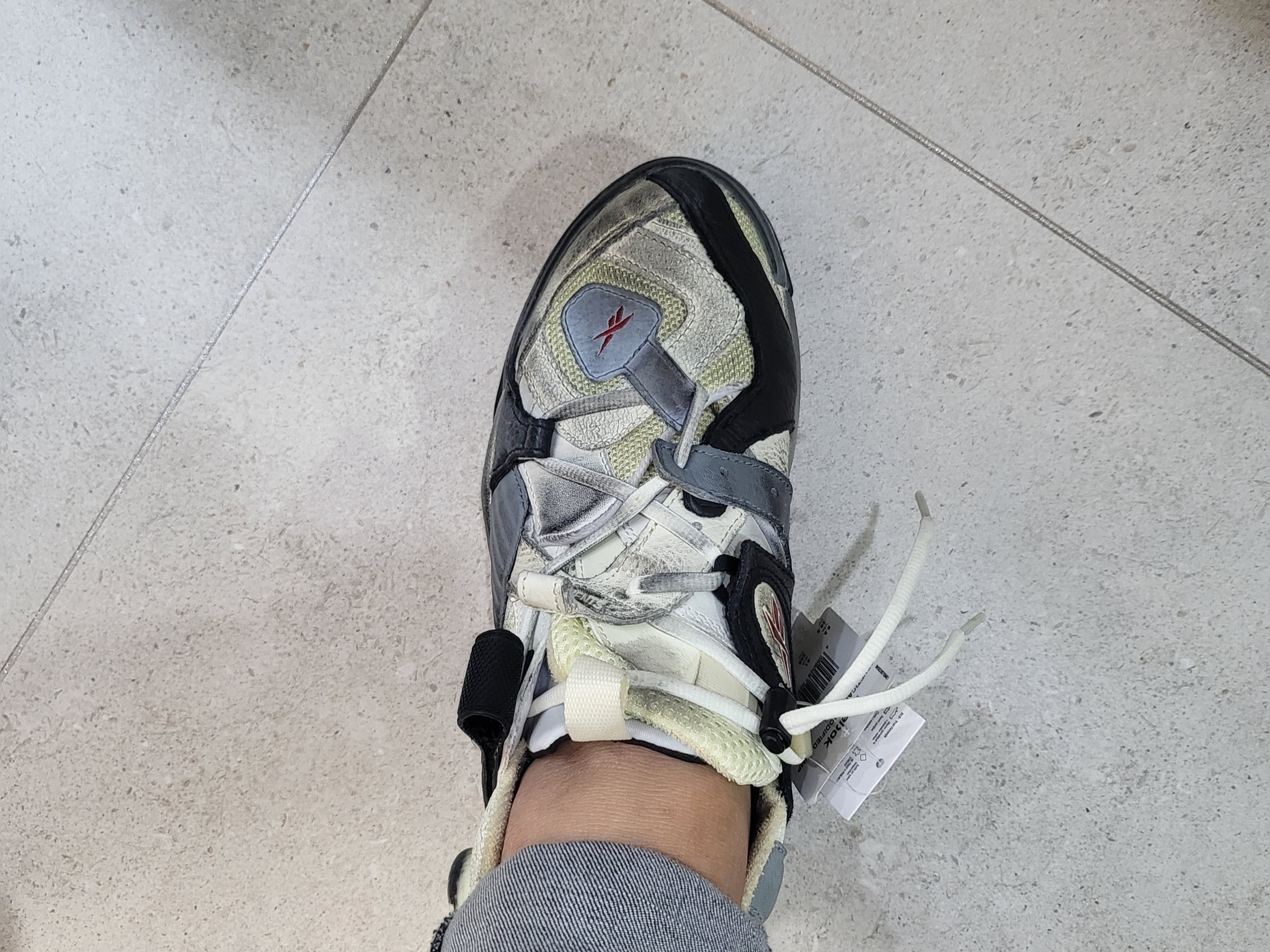 Reebok x Vetements Genetically Modified Pump Dirty Grey 착용 스타일 - 2