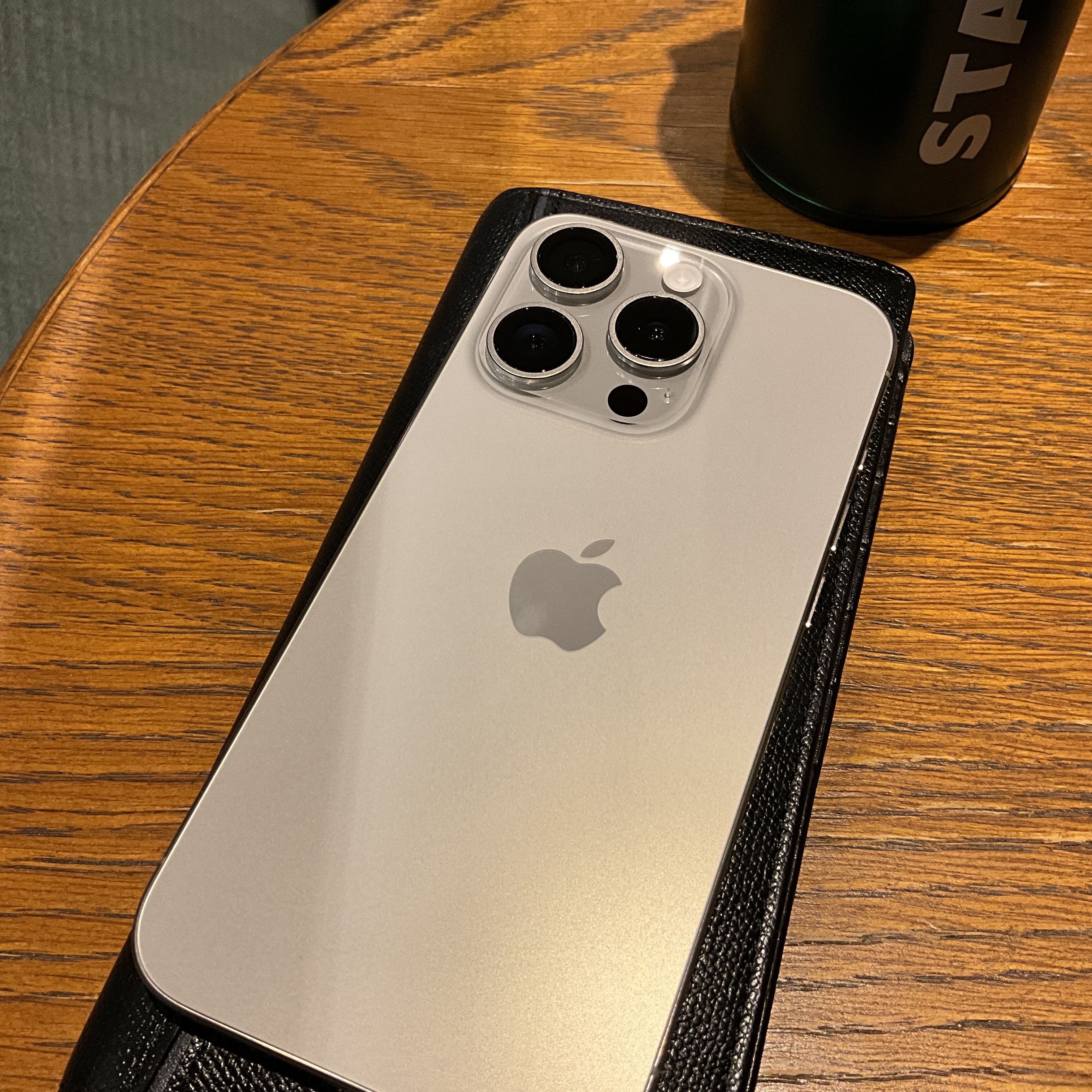 Apple iPhone 15 Pro 128GB Natural Titanium (Korean Ver.) 착용 스타일 - 3