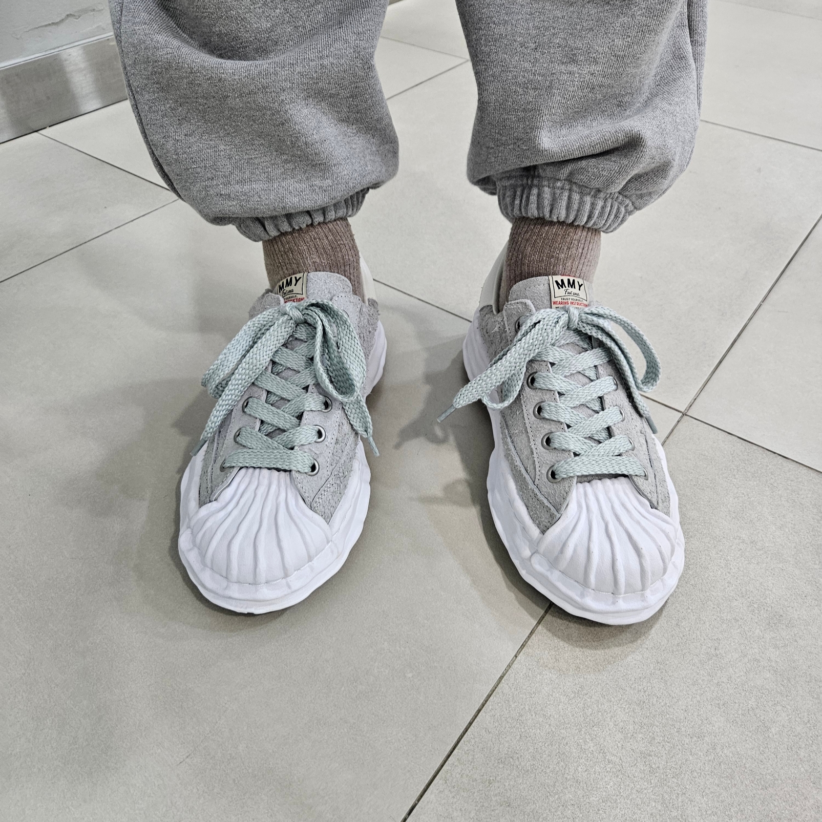 Maison Mihara Yasuhiro Blakey OG Sole Broken Suede Low-top Sneakers Light Blue 착용 스타일