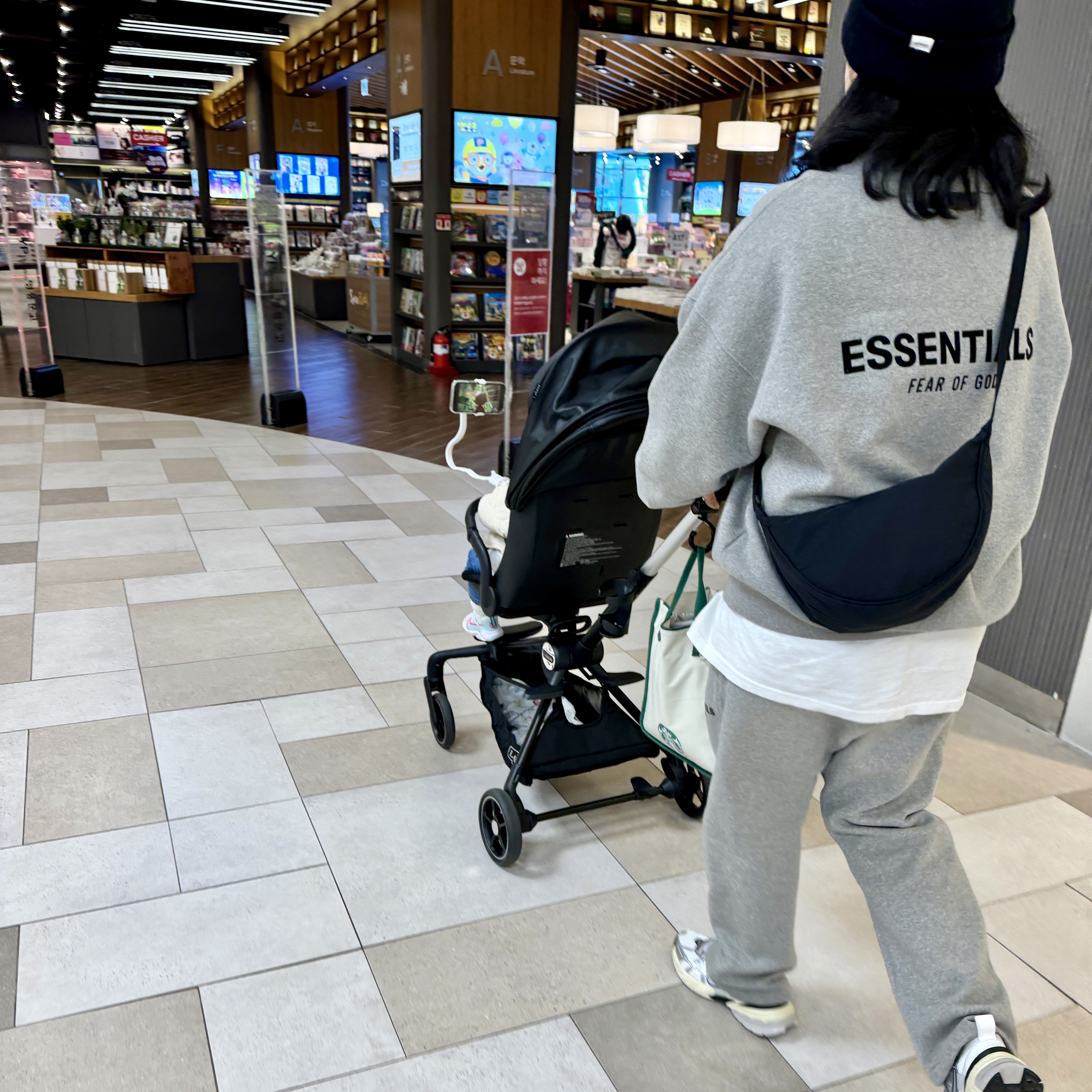 Essentials The Core Collection Hoodie Dark Oatmeal, Essentials The Core Collection Sweatpants Dark Oatmeal 착용 스타일 - 2