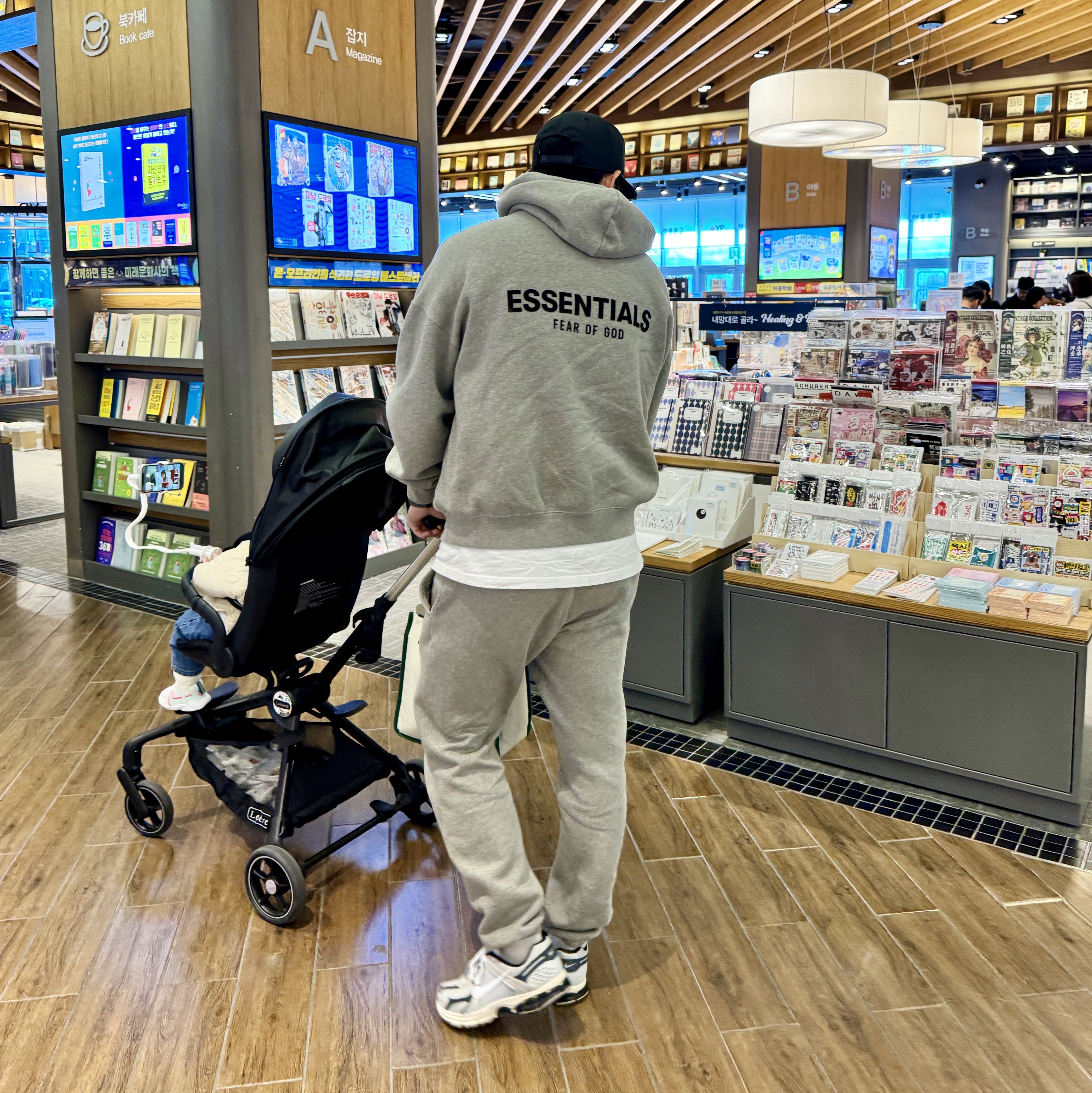 Essentials The Core Collection Hoodie Dark Oatmeal, Essentials The Core Collection Sweatpants Dark Oatmeal 착용 스타일 - 1