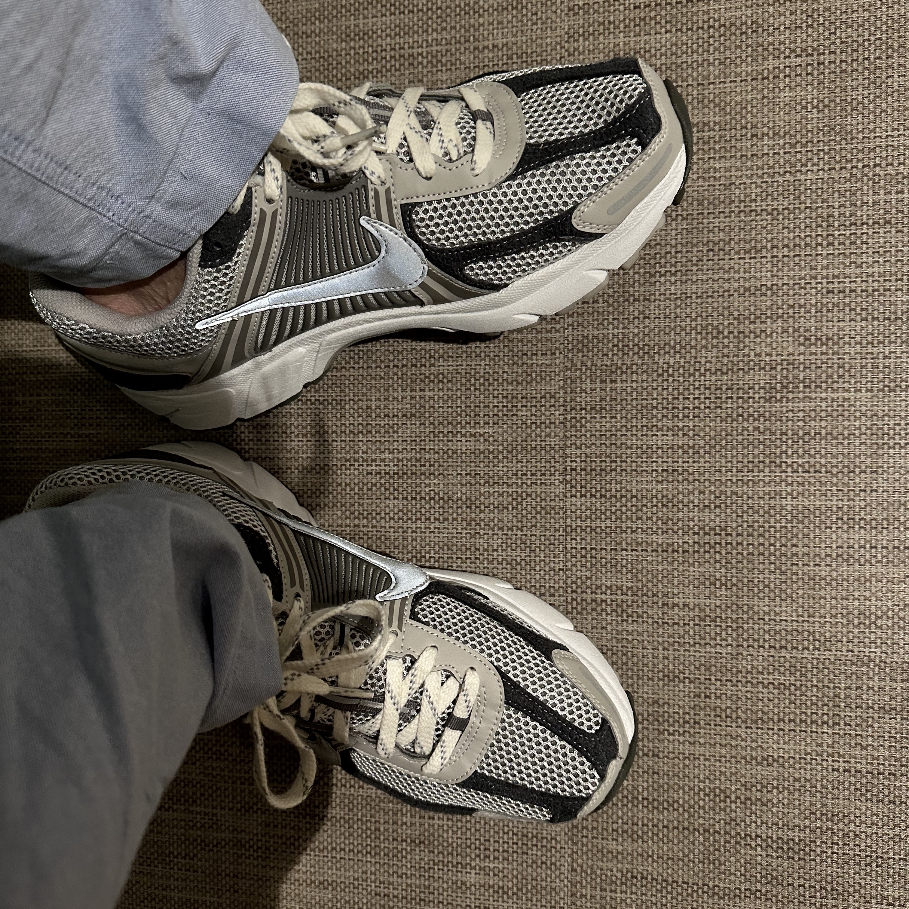 Nike Zoom Vomero 5 PRM Light Iron Ore and Flat Fewter 착용 스타일 - 2