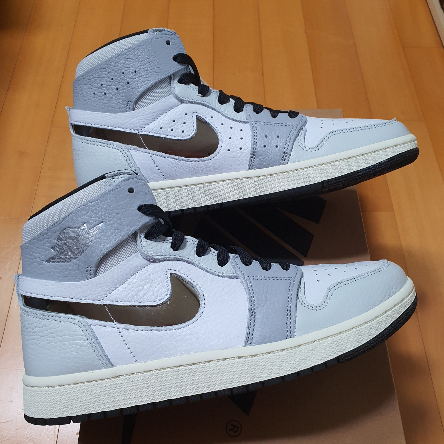 (W) Jordan 1 Zoom Air CMFT 2 White Metallic Silver 착용 스타일 - 2