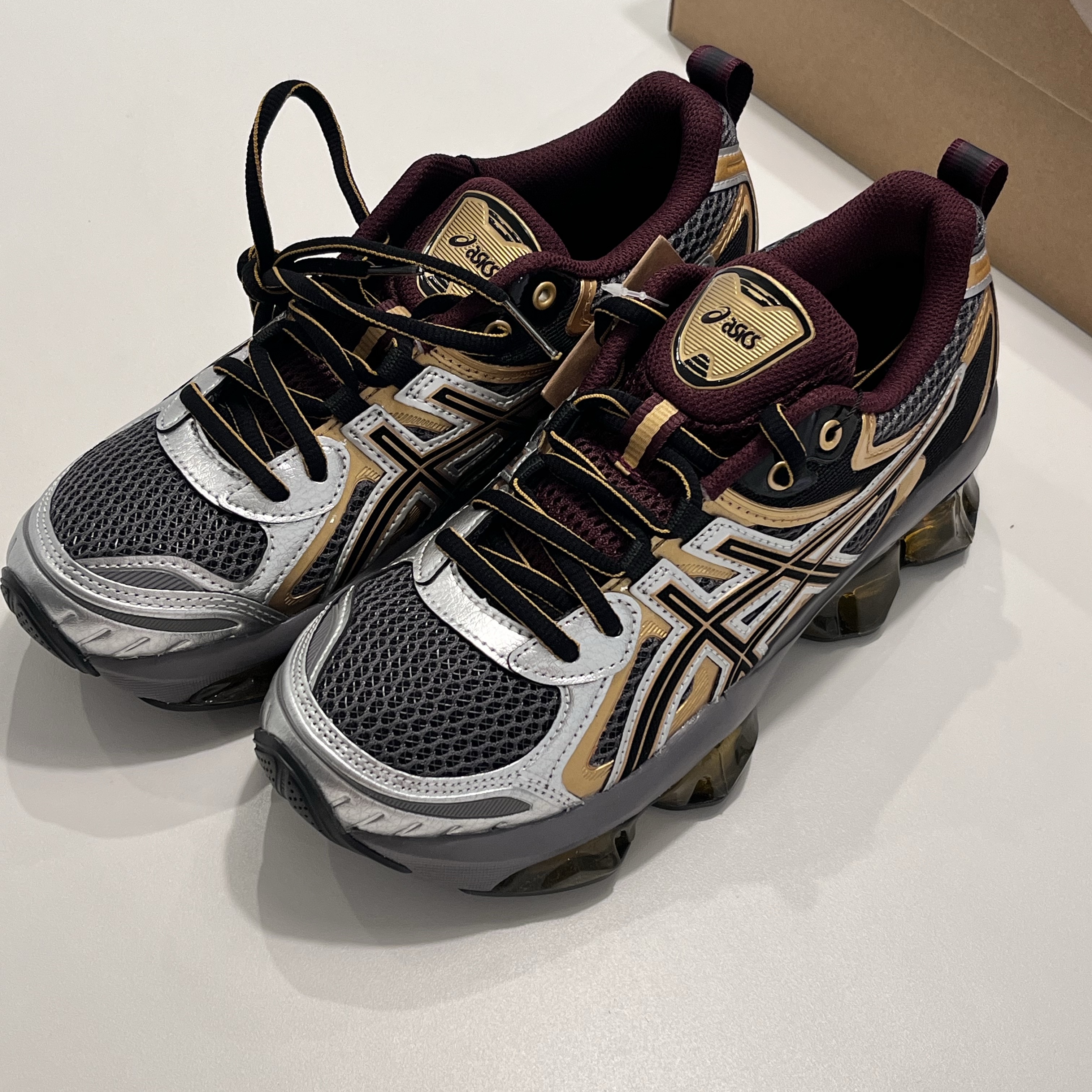 Asics Gel-Quantum Kinetic Carbon Pure Gold 착용 스타일