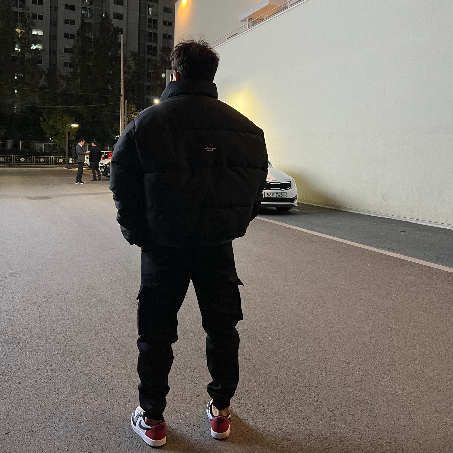 Undermycar Mu.15 Anti Fxxking Logo Play Triple Logo Crop Padding Jacket Black, Jordan 1 Retro Low OG Black Toe 착용 스타일