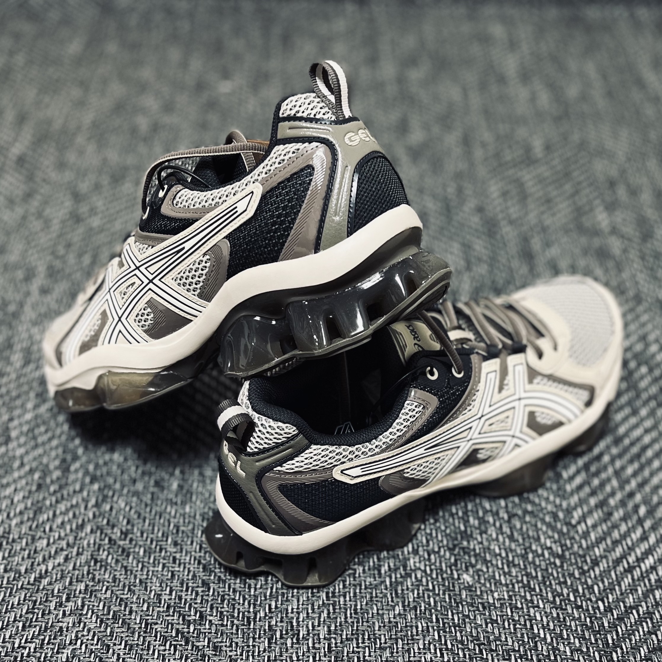 Asics Gel-Quantum Kinetic Birch Dark Taupe 착용 스타일 - 4