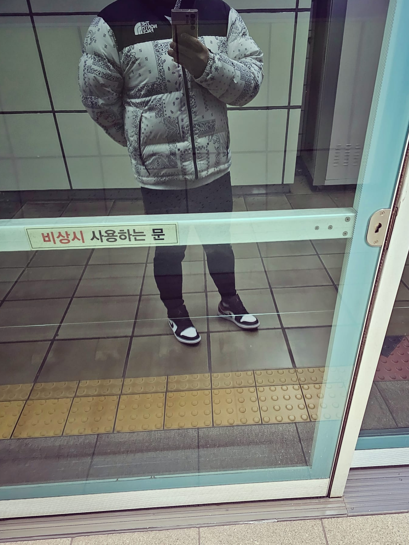 The North Face 1996 Novelty Nuptse Jacket Off White, Jordan 1 Low Crimson Tint 착용 스타일