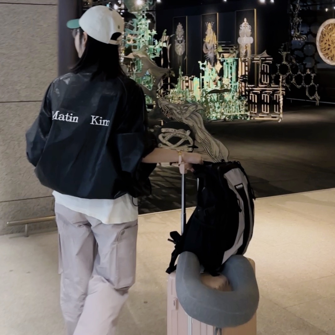 (W) Matin Kim Logo Coating Jumper Black, Marshall Major IV Black (Korean Ver.) 착용 스타일 - 2
