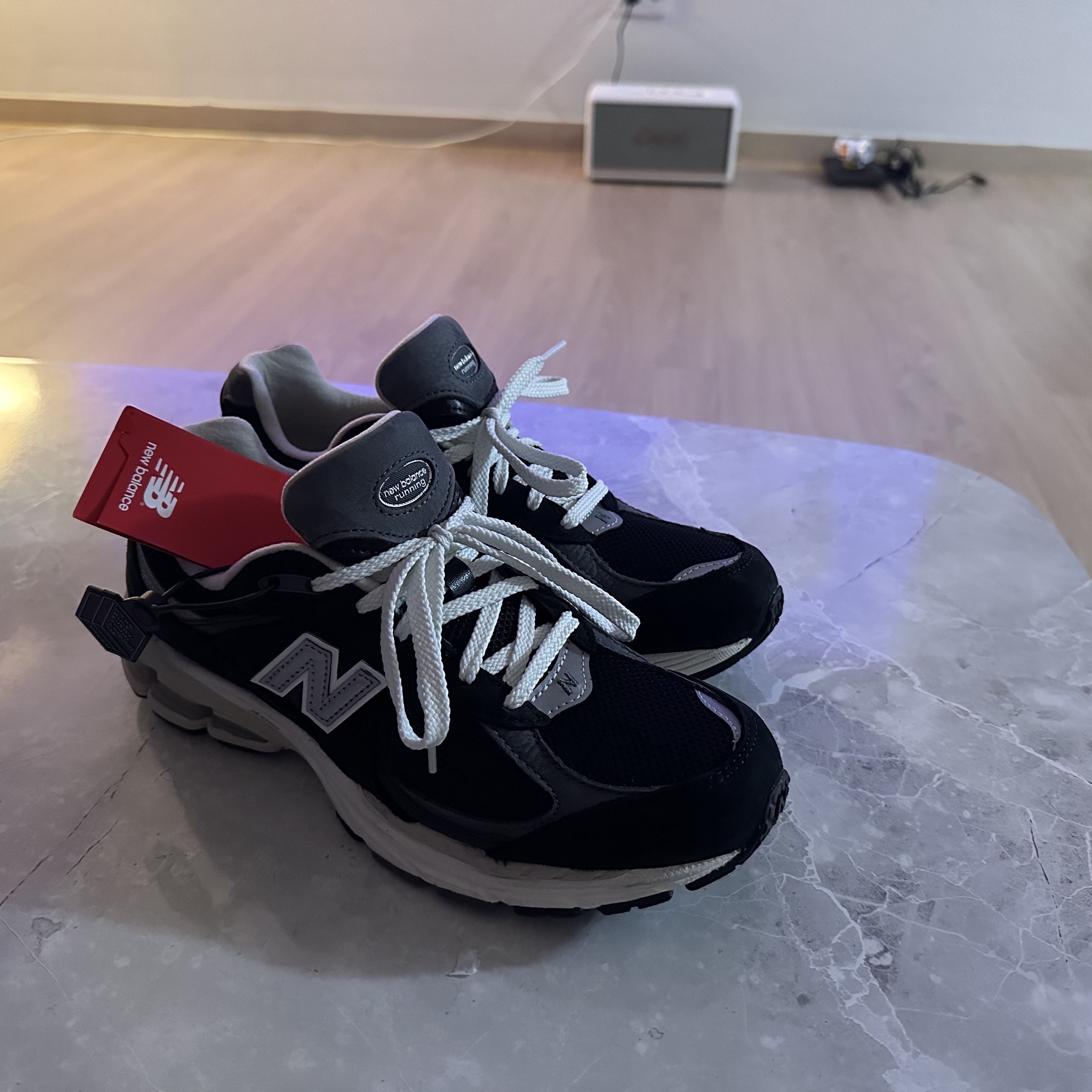 New Balance 2002R Premium Vintage Black 착용 스타일 - 1