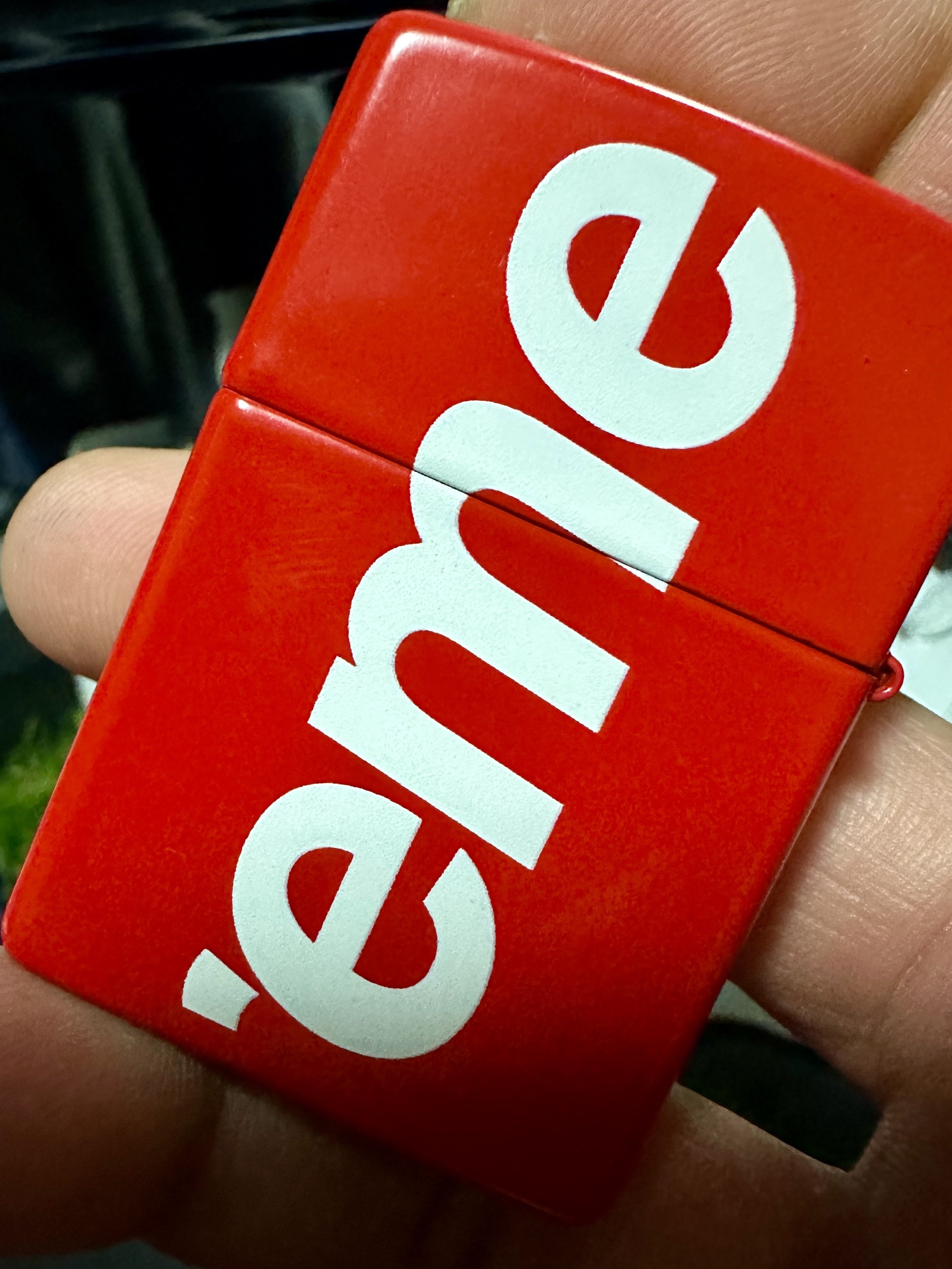 Supreme Logo Zippo Red 착용 스타일 - 2