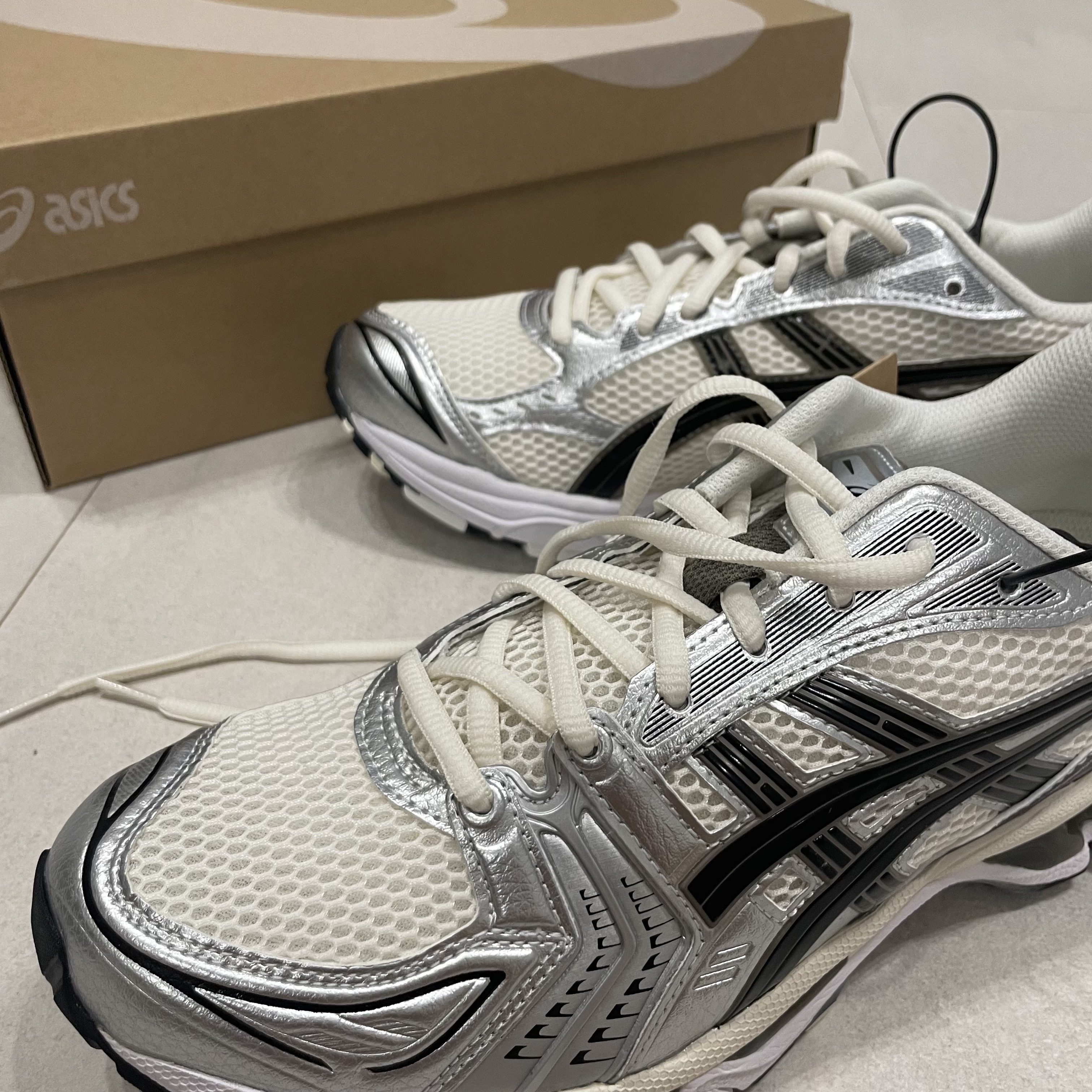 Asics Gel-Kayano 14 Cream Black 착용 스타일