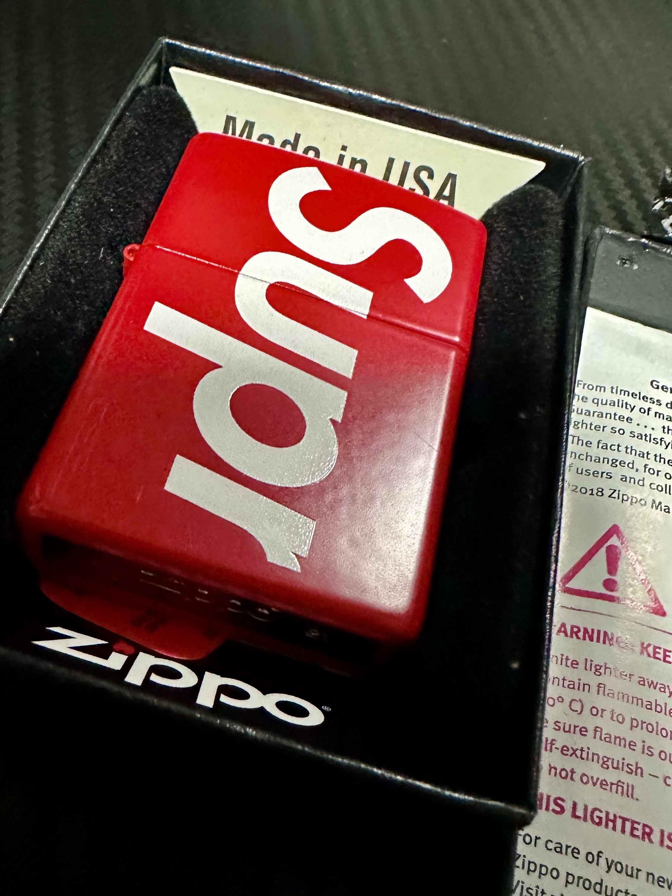 Supreme Logo Zippo Red 착용 스타일 - 4