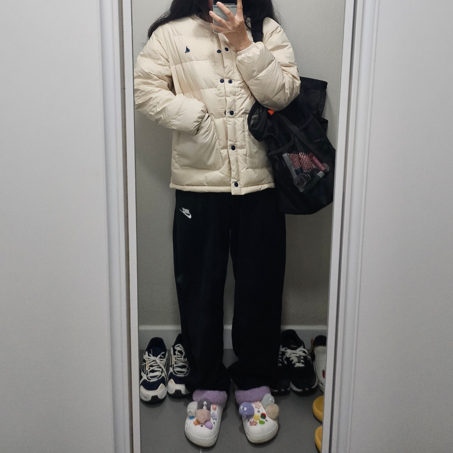 (W) Nike NSW Club Fleece Mid Rise Oversized Sweatpants Black - US/EU, Crocs Baya Lined Fuzz-Strap Clog White Lavender 착용 스타일