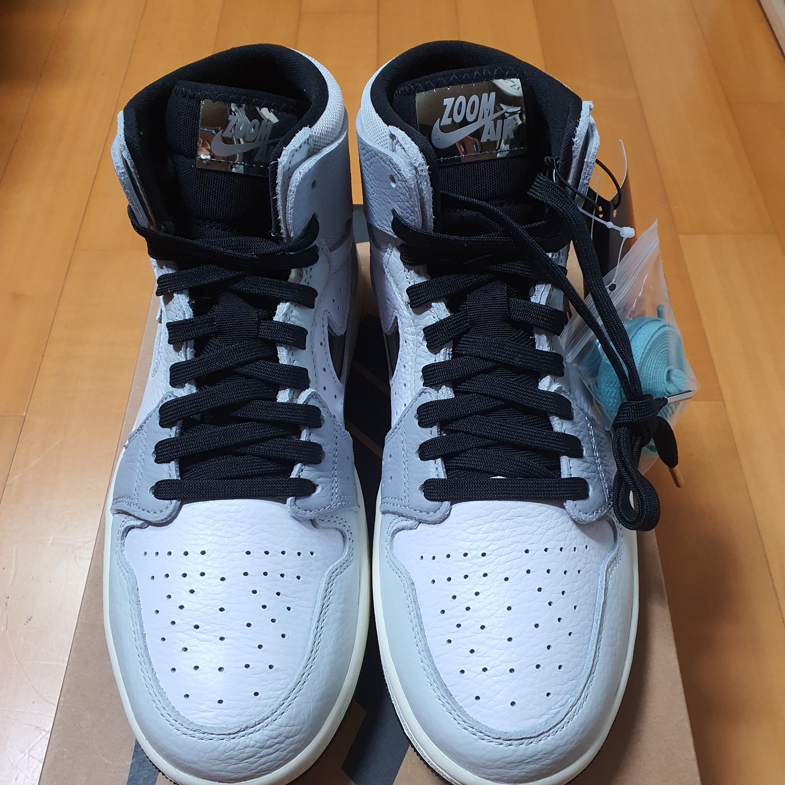 (W) Jordan 1 Zoom Air CMFT 2 White Metallic Silver 착용 스타일 - 1