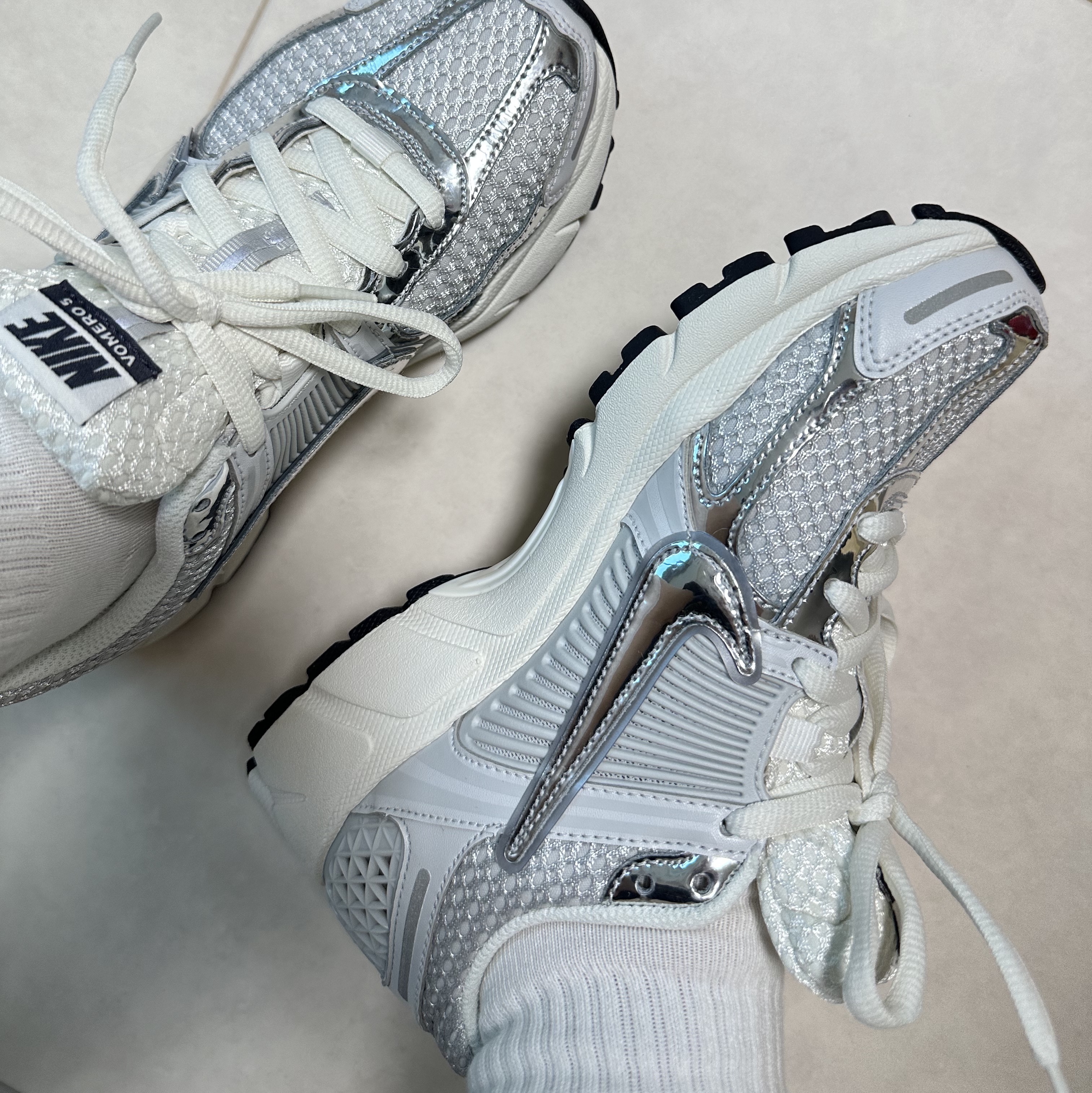 (W) Nike Zoom Vomero 5 Photon Dust and Metallic Silver 착용 스타일