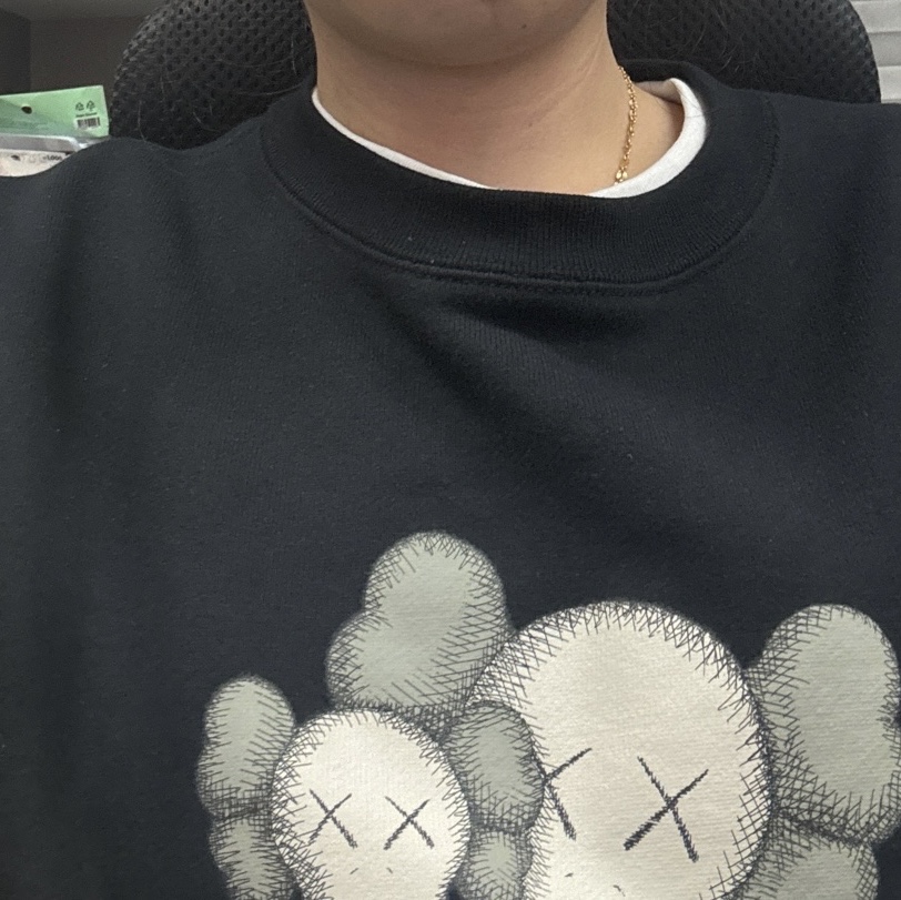 Uniqlo UT x Kaws Long Sleeve Sweatshirt Black 착용 스타일
