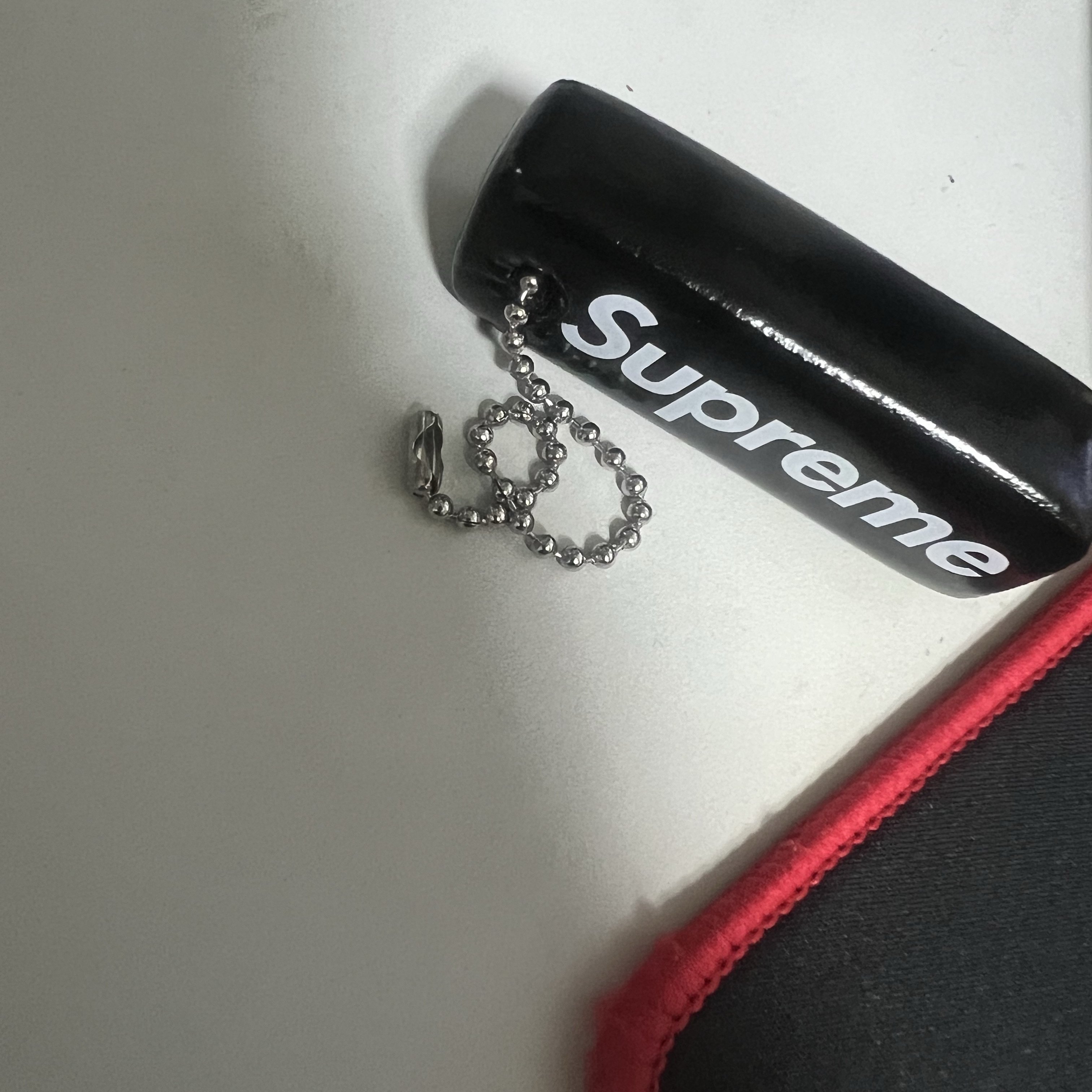 Supreme Floating Keychain Black - 23FW 착용 스타일