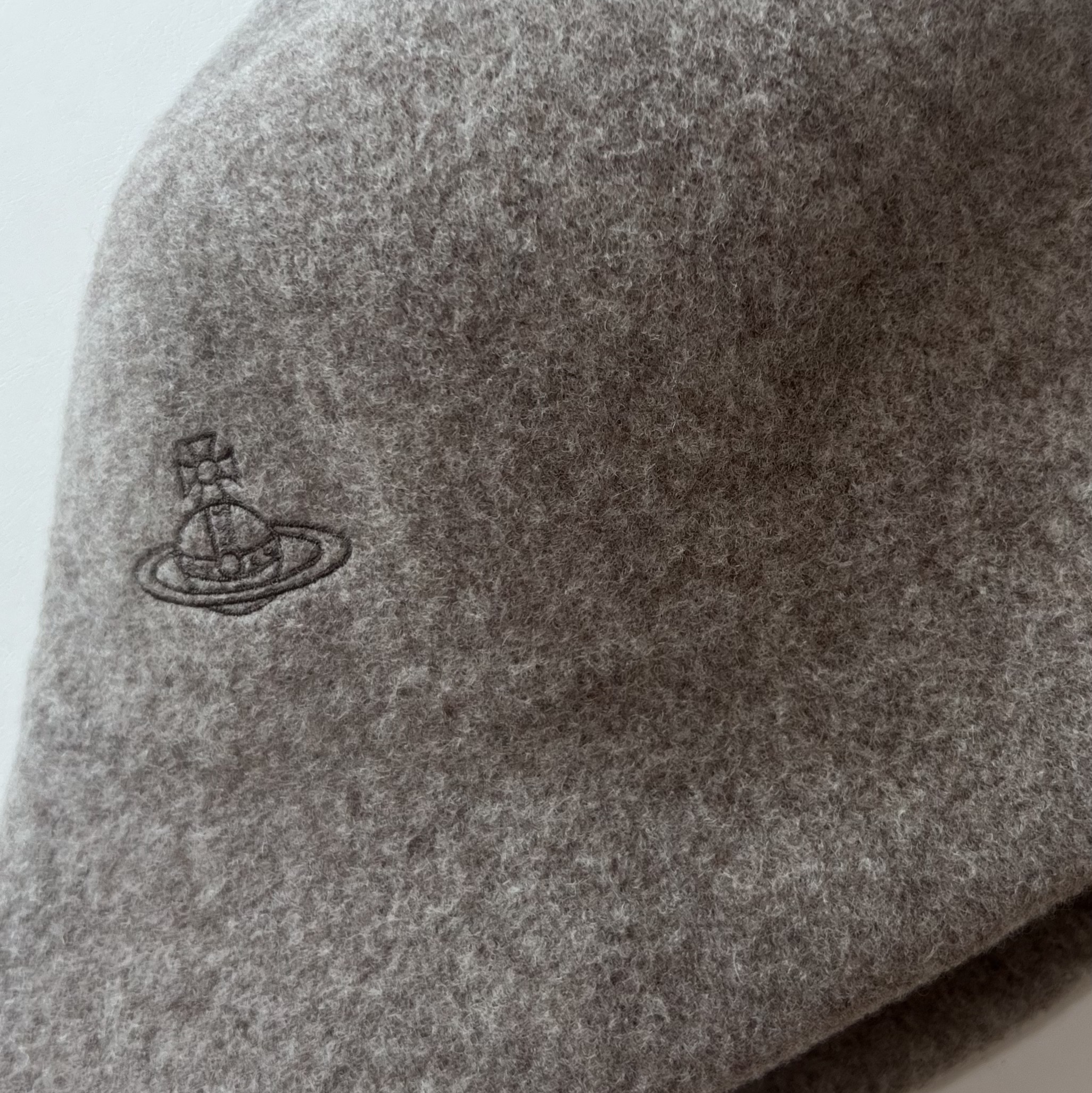 (W) Vivienne Westwood Line Orb Embroidery Basque Crochet Bucket Hat Mocha Brown 착용 스타일