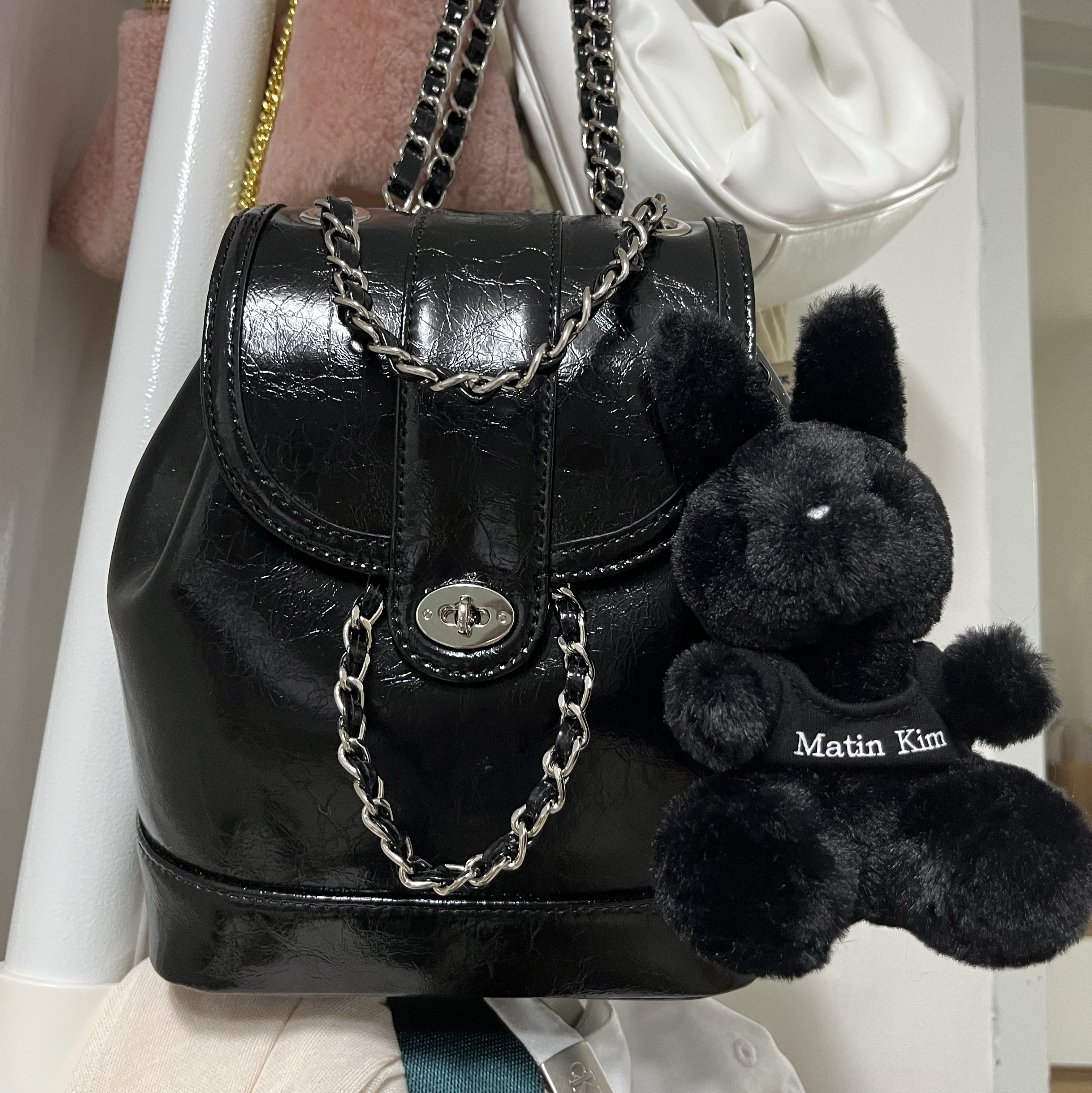 Cardinal Red Hawoo-A Bag Black 착용 스타일 - 2