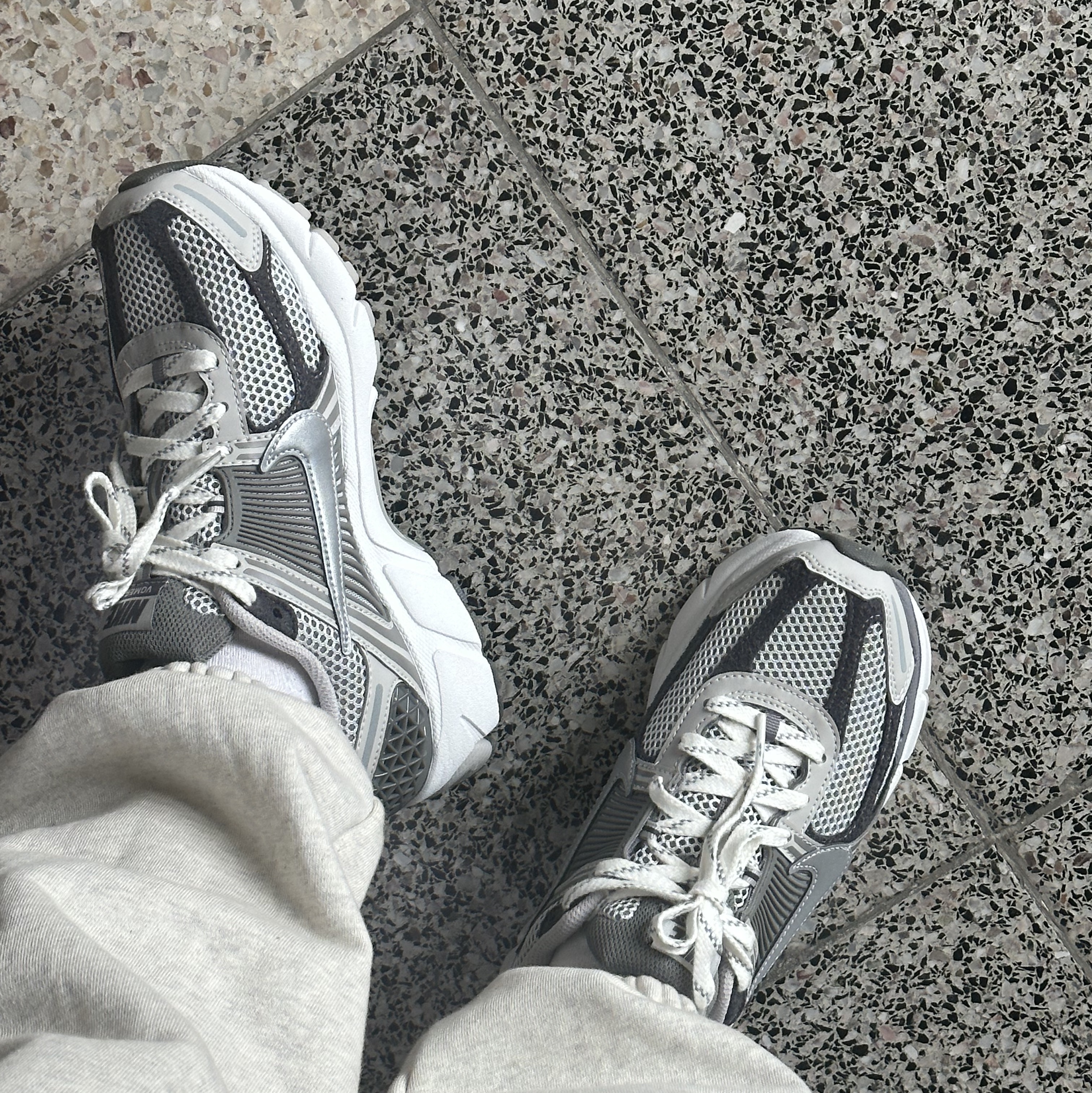 Nike Zoom Vomero 5 PRM Light Iron Ore and Flat Fewter 착용 스타일 - 1
