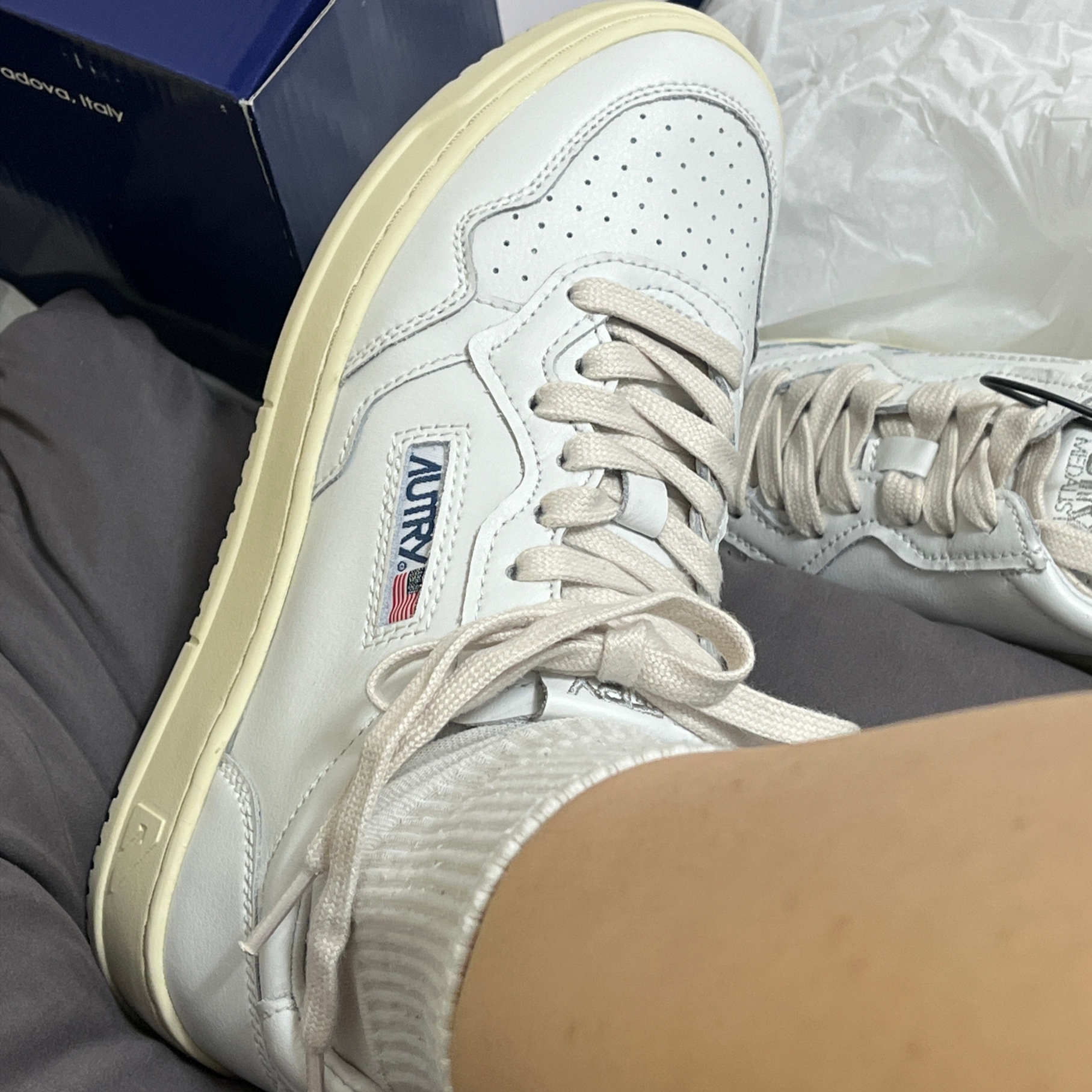 (W) Autry Medalist Low Leather Sneakers White 착용 스타일 - 1
