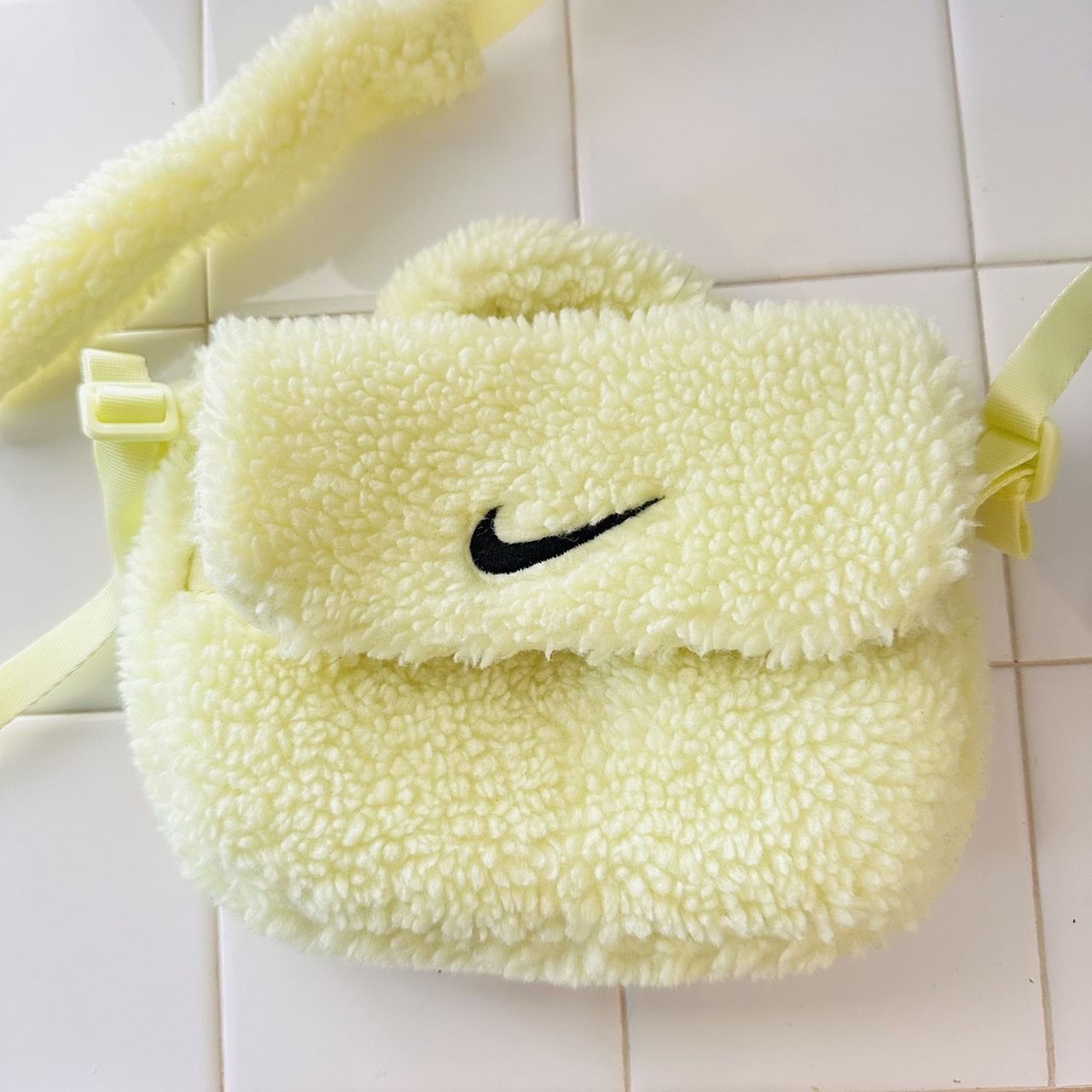 (Kids) Nike NSW Faux Fur Crossbody Bag Neon 착용 스타일