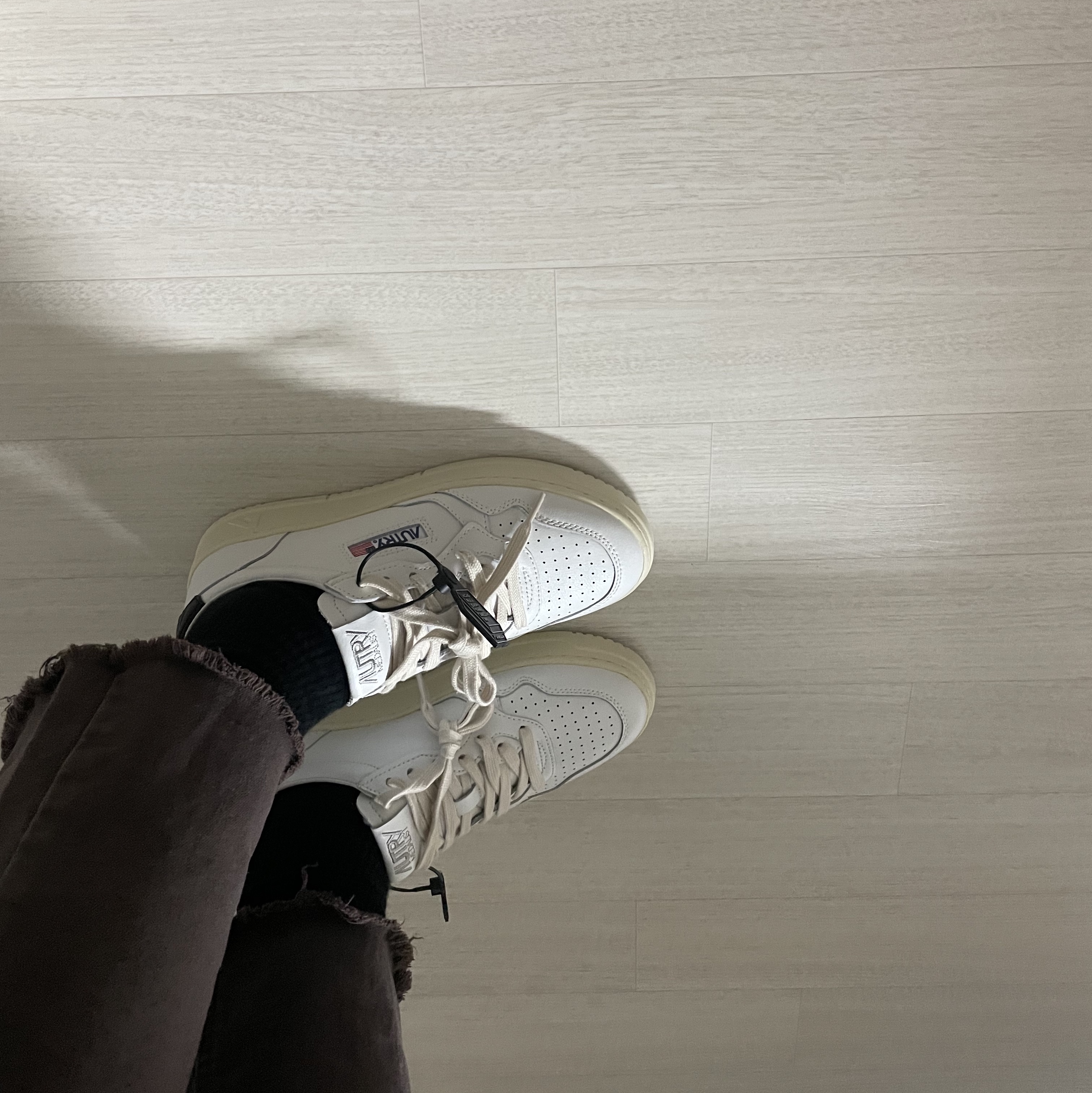 (W) Autry Medalist Low Leather Sneakers White Black 착용 스타일 - 2