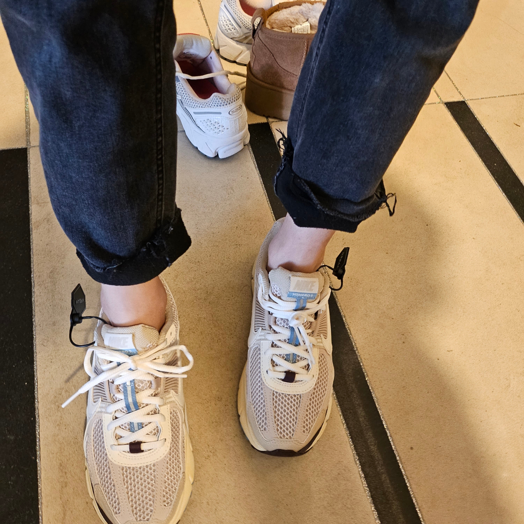 (W) Nike Zoom Vomero 5 Oatmeal 착용 스타일 - 1